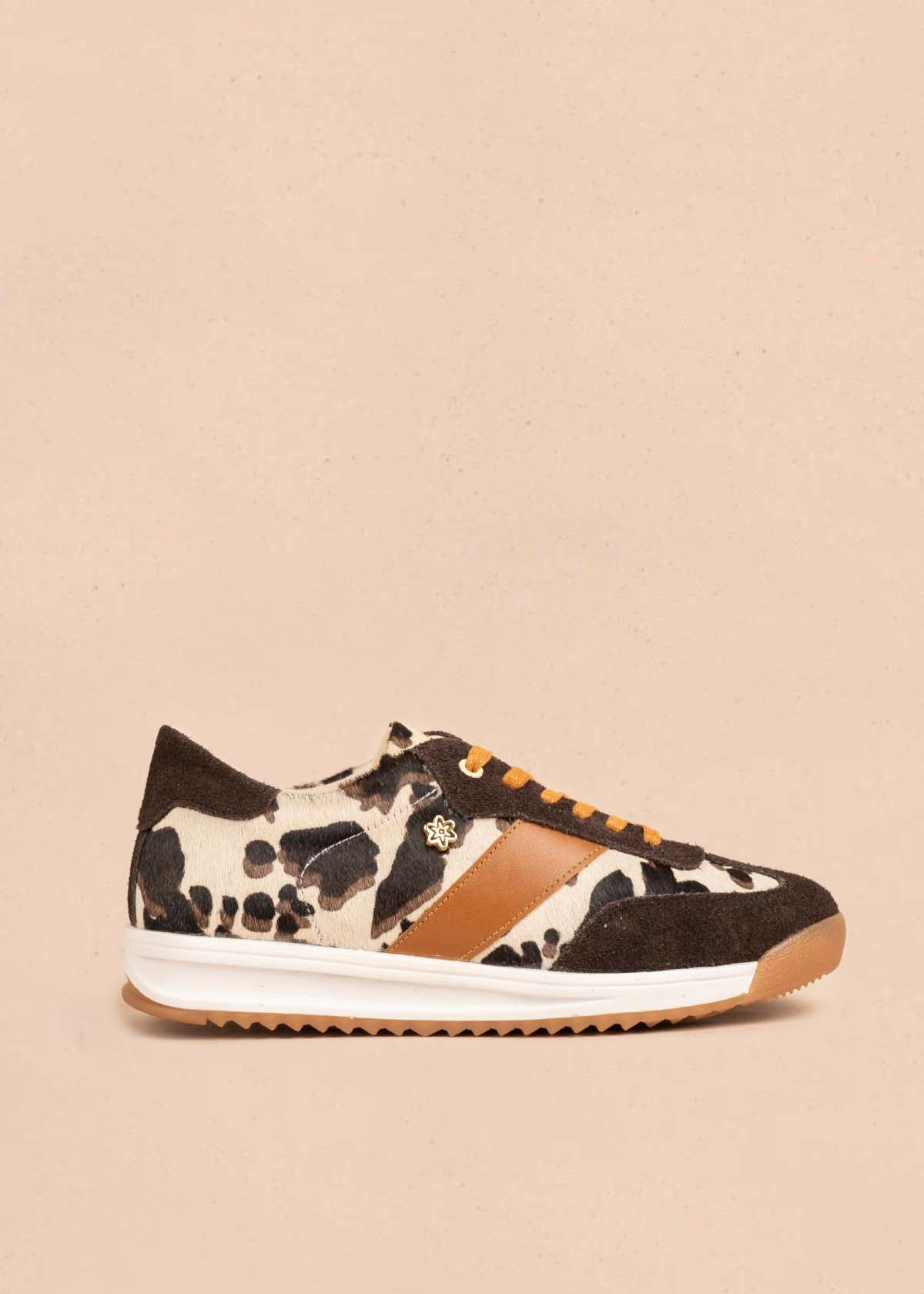 Deportivo en cuero color café con detalles animal print y toques naranja 106049