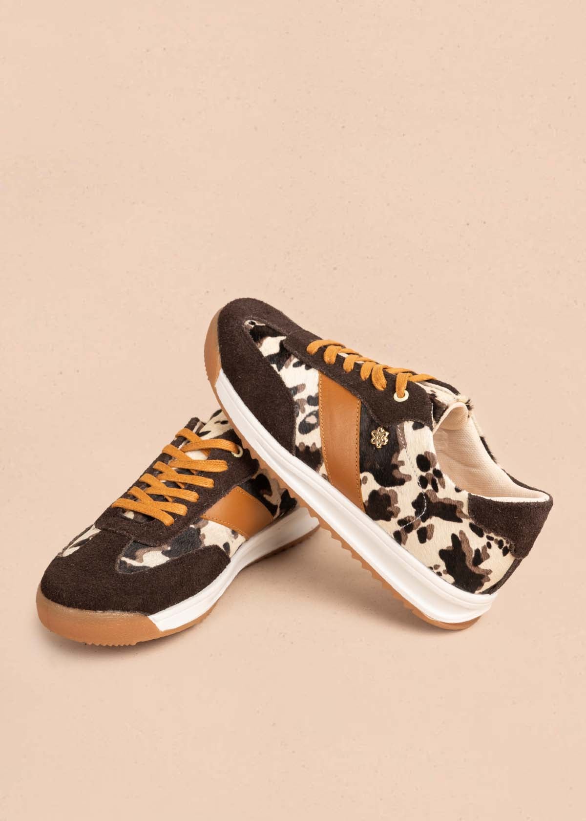 Deportivo en cuero color café con detalles animal print y toques naranja 106049
