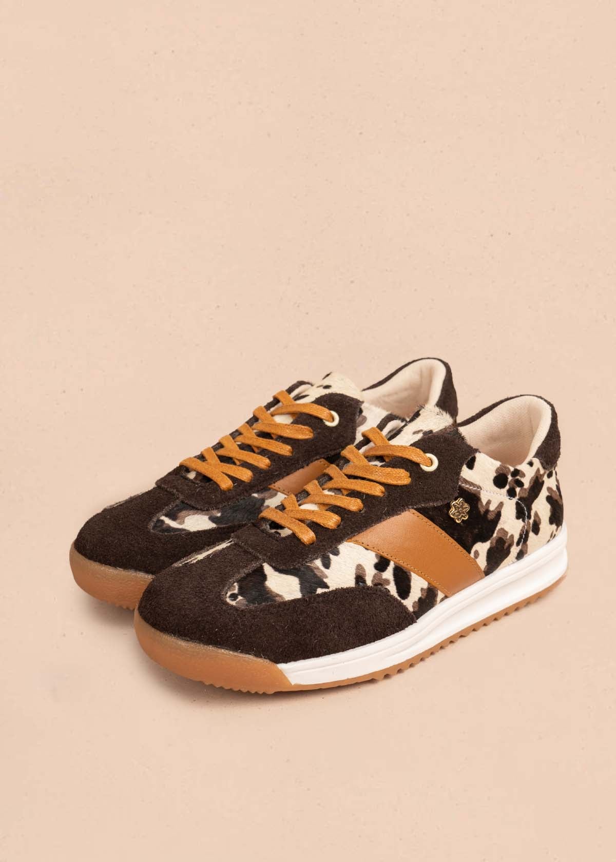 Deportivo en cuero color café con detalles animal print y toques naranja 106049