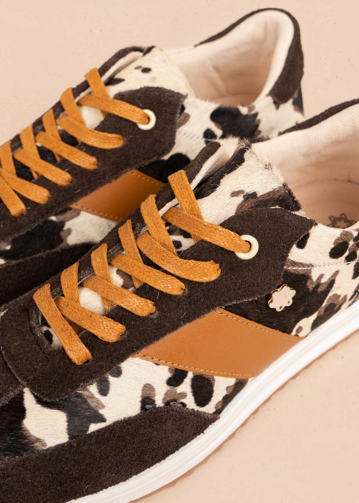 Deportivo en cuero color café con detalles animal print y toques naranja 106049