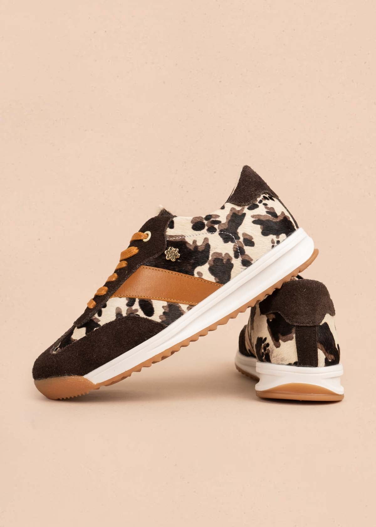 Deportivo en cuero color café con detalles animal print y toques naranja 106049