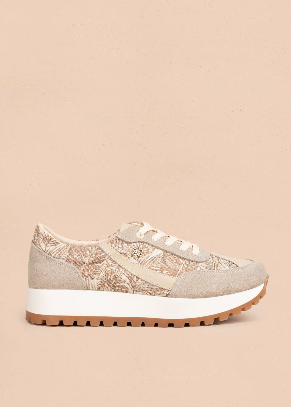 Tenis casuales en cuero color arena con franjas y estampado de hojas 106051