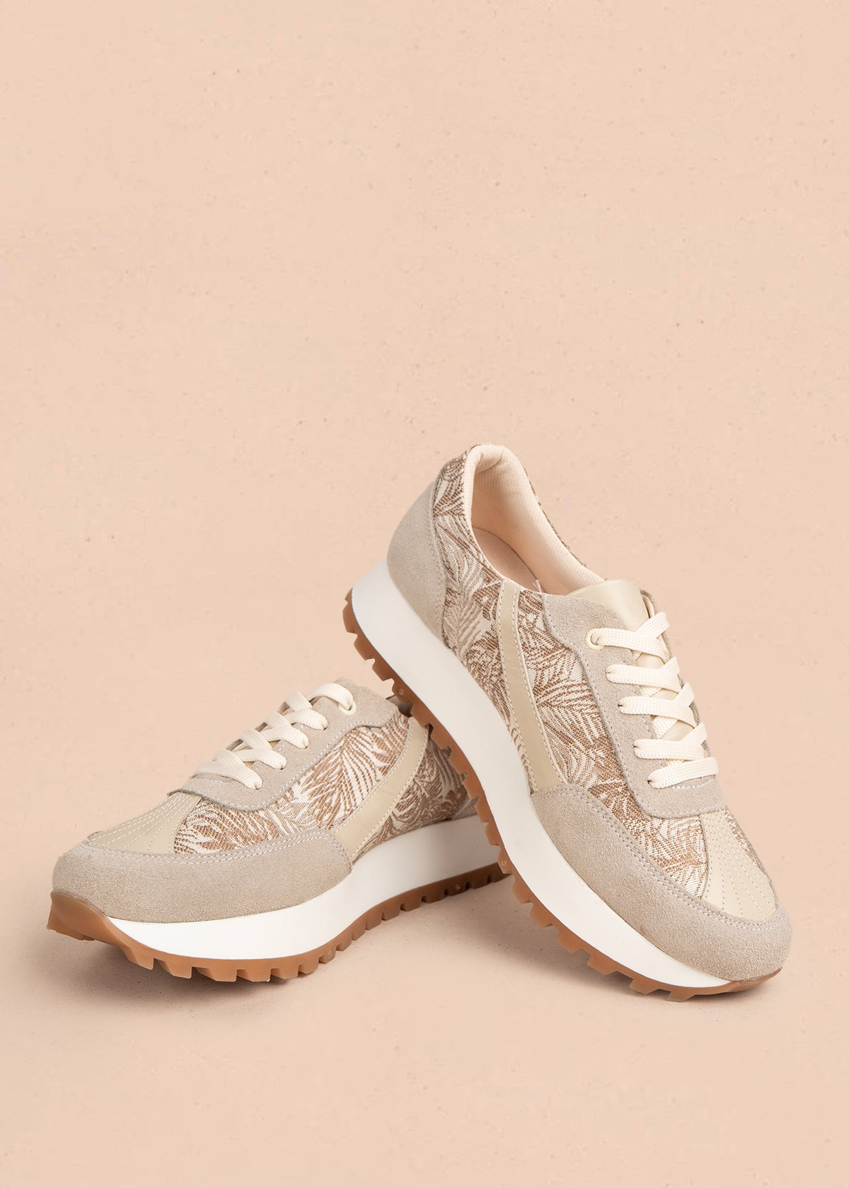 Tenis casuales en cuero color arena con franjas y estampado de hojas 106051