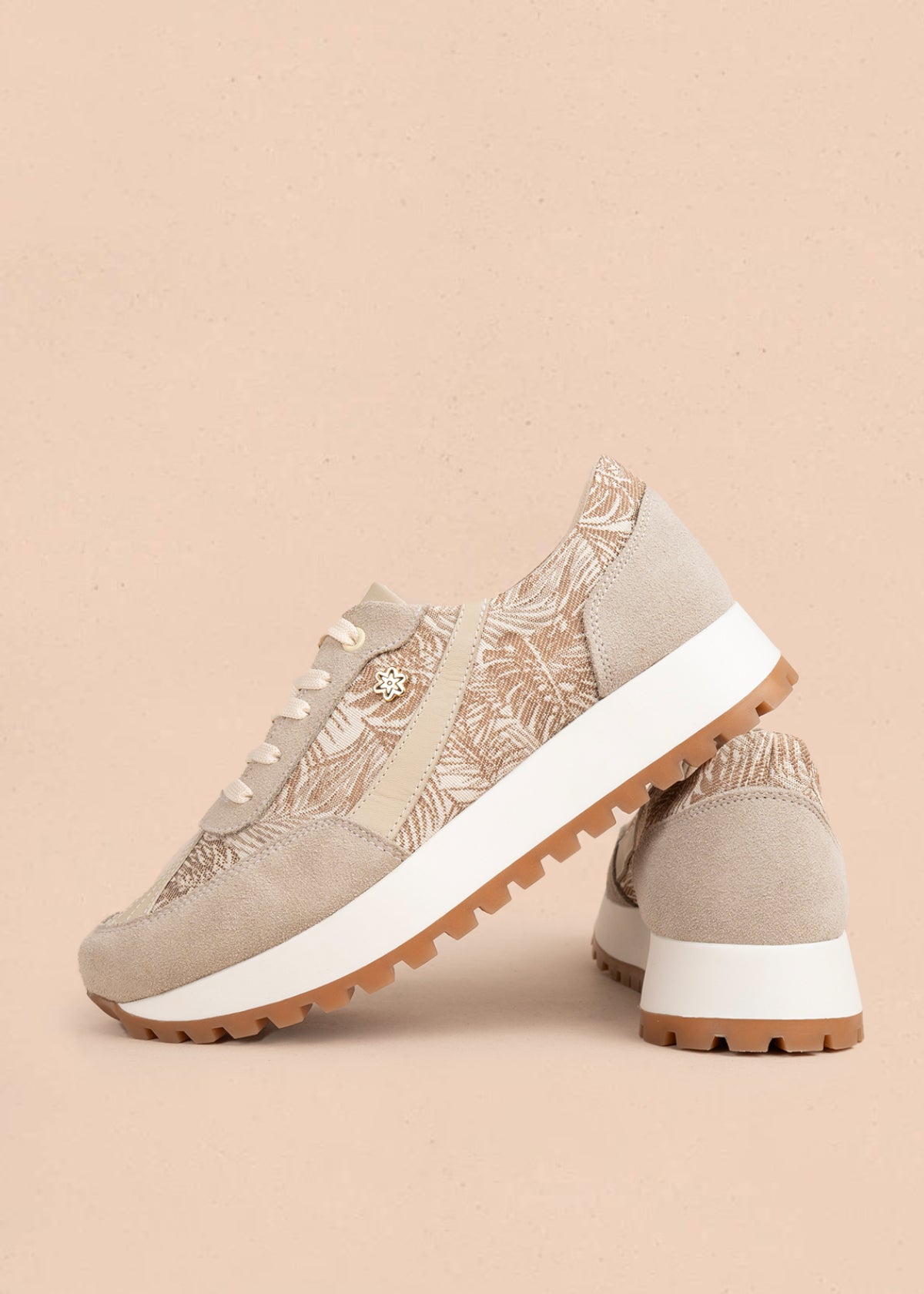 Tenis casuales en cuero color arena con franjas y estampado de hojas 106051