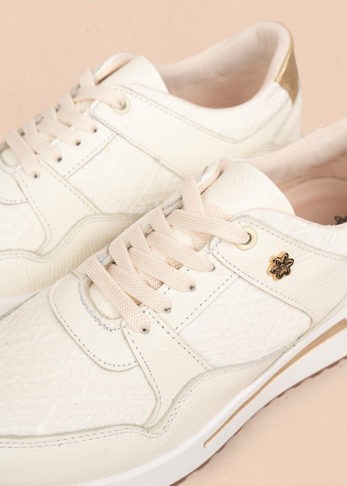 Tenis casuales en cuero color talco con detalles dorados 106052