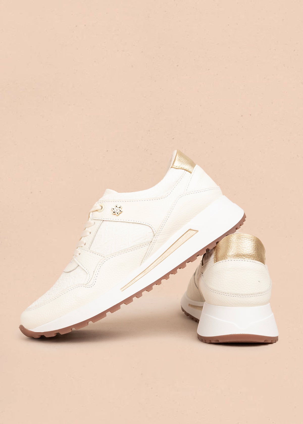 Tenis casuales en cuero color talco con detalles dorados 106052