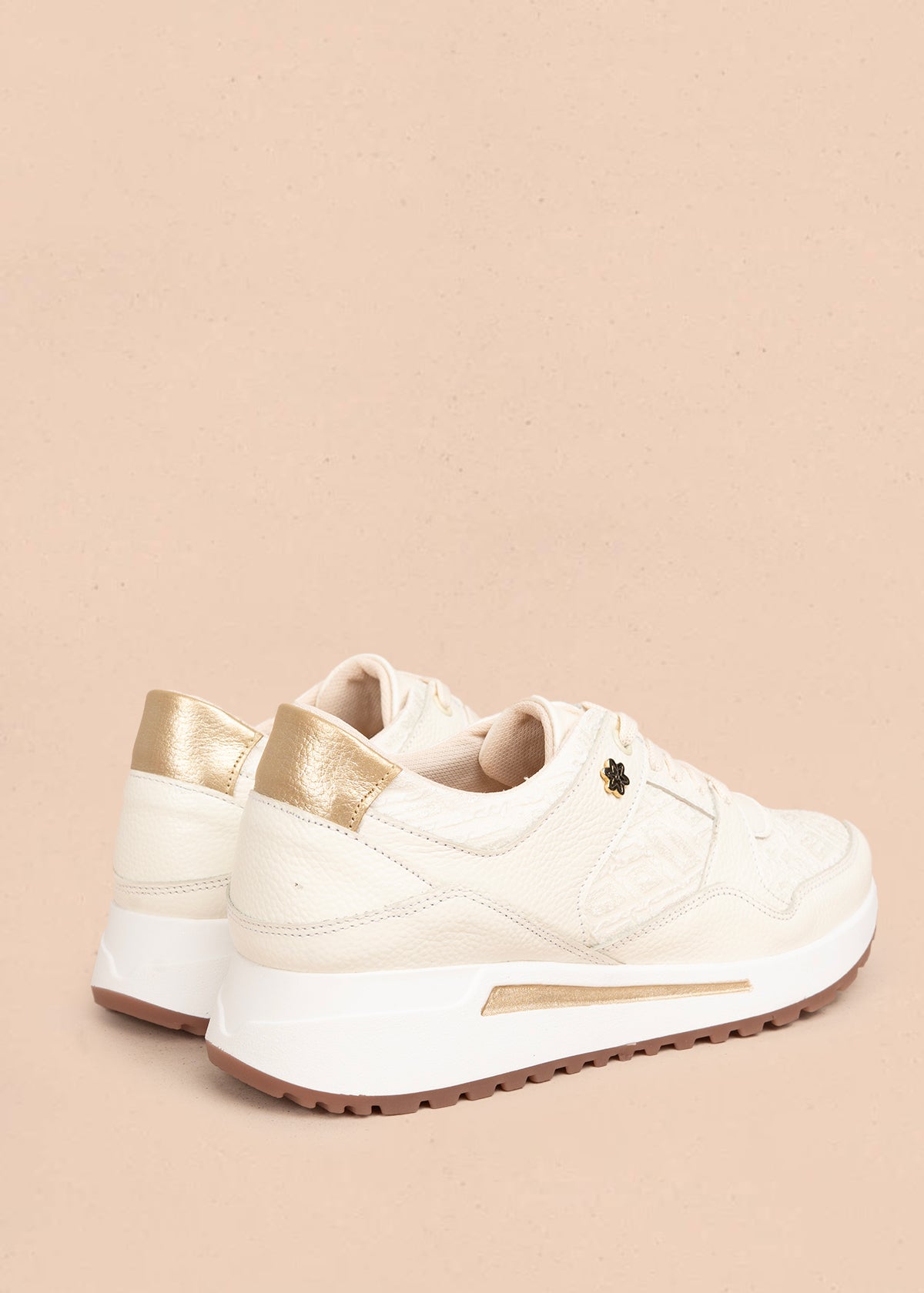 Tenis casuales en cuero color talco con detalles dorados 106052