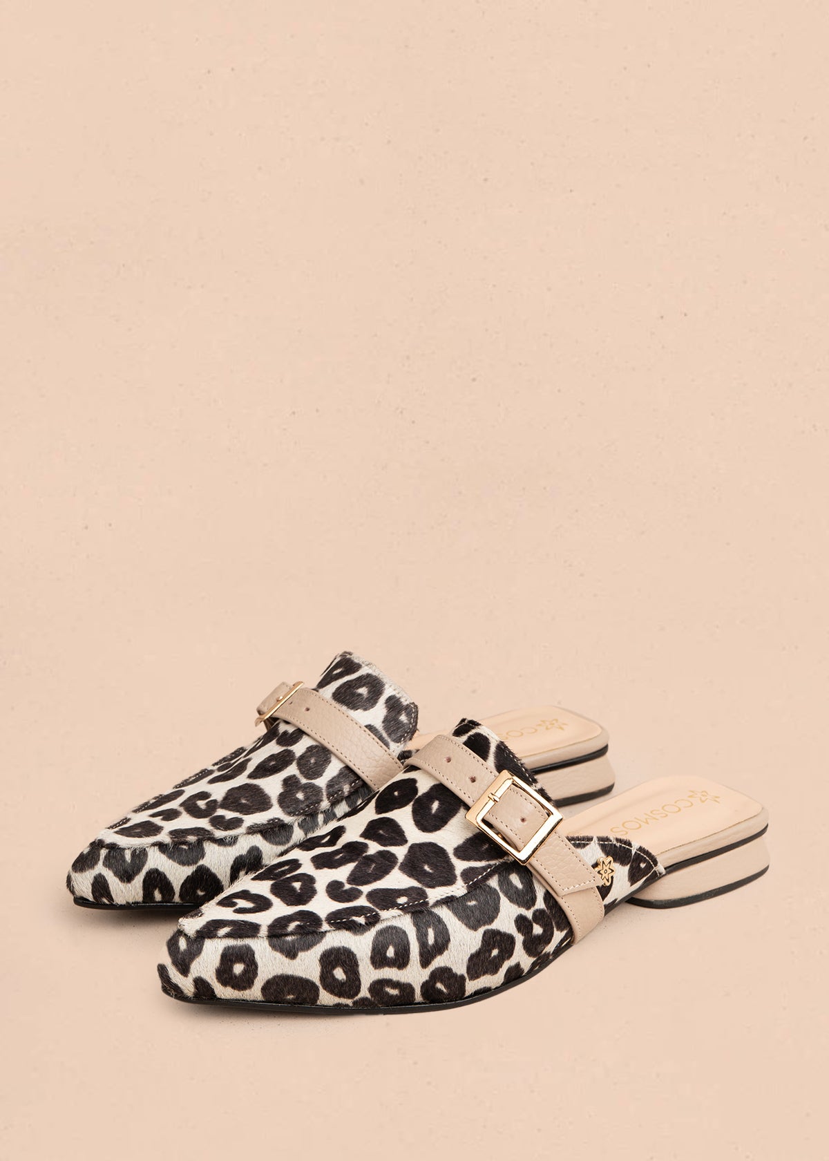 Zueco en cuero color animal print con hebilla decorativa 106053