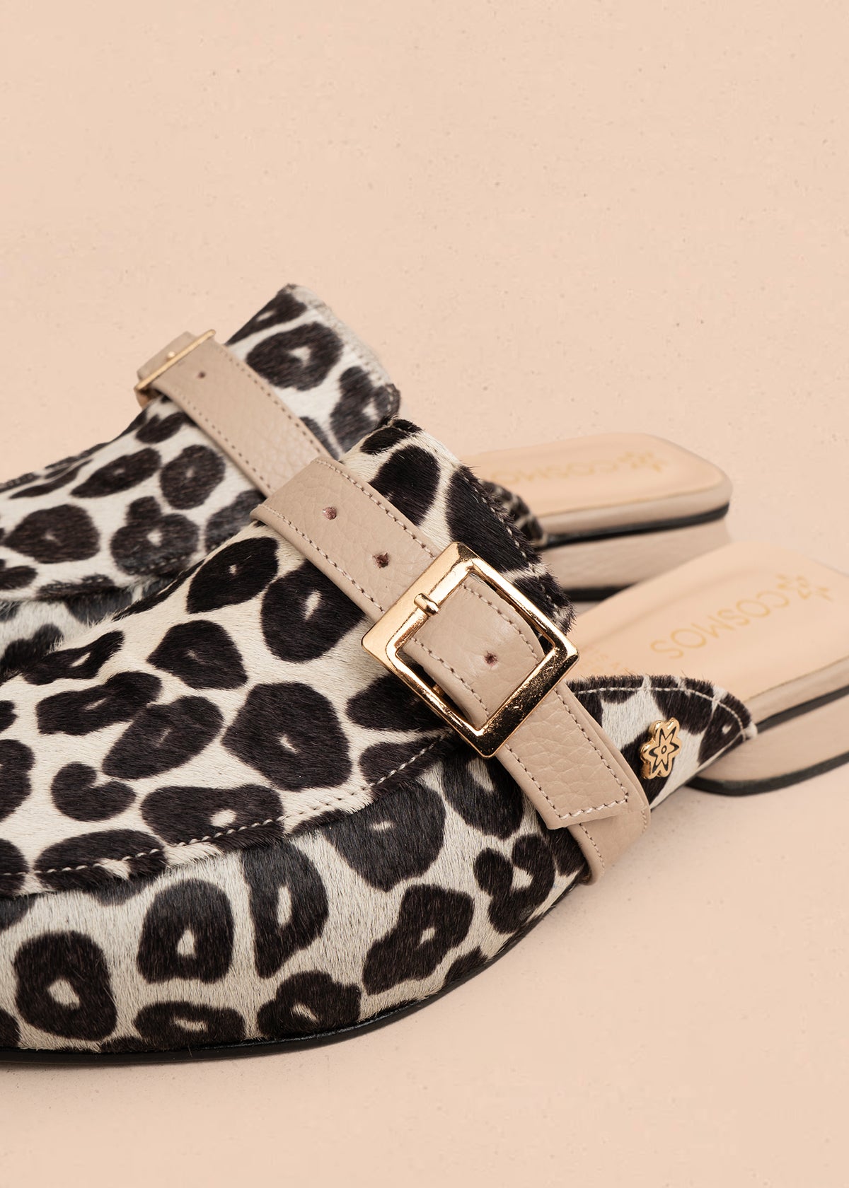 Zueco en cuero color animal print con hebilla decorativa 106053