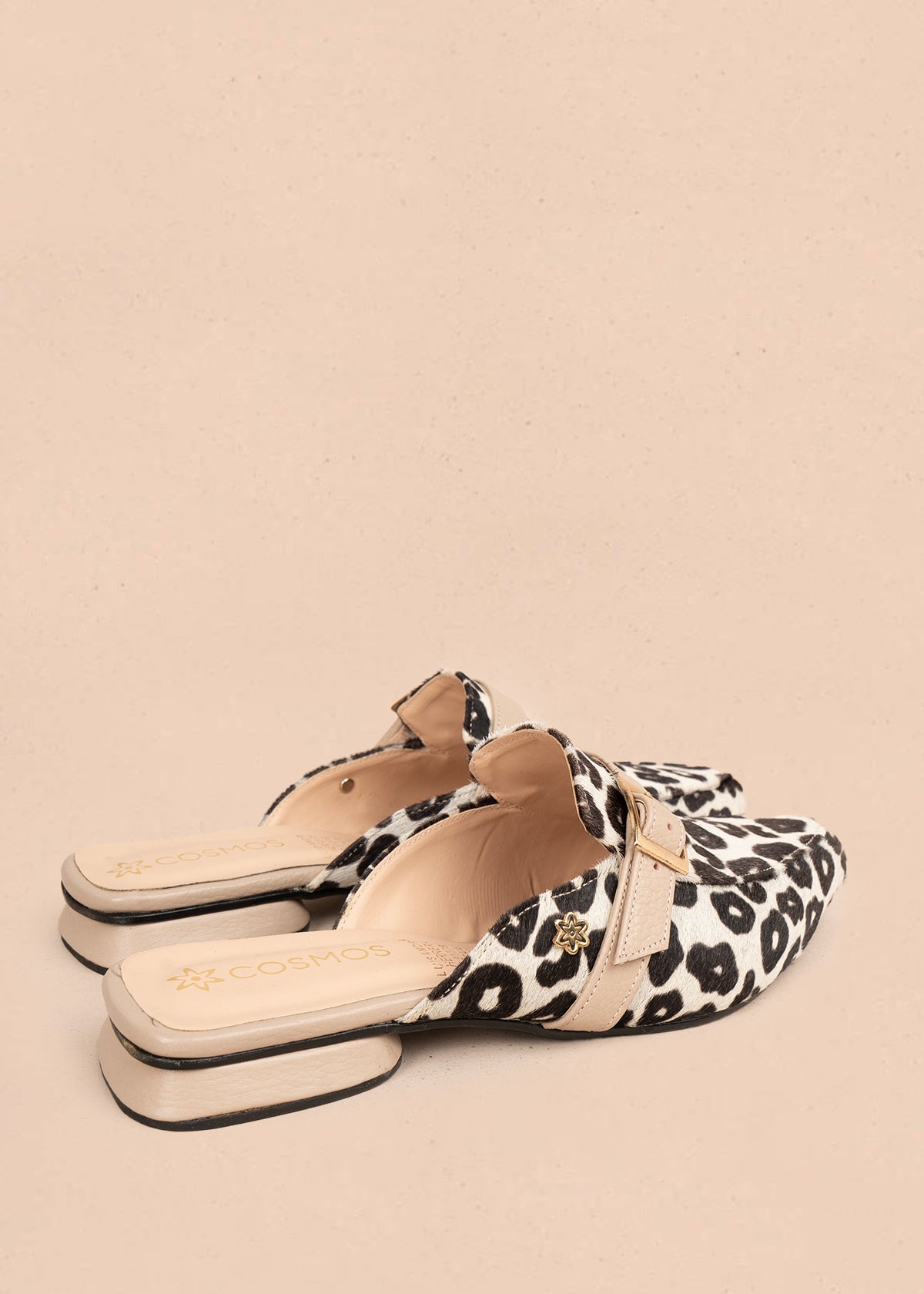 Zueco en cuero color animal print con hebilla decorativa 106053