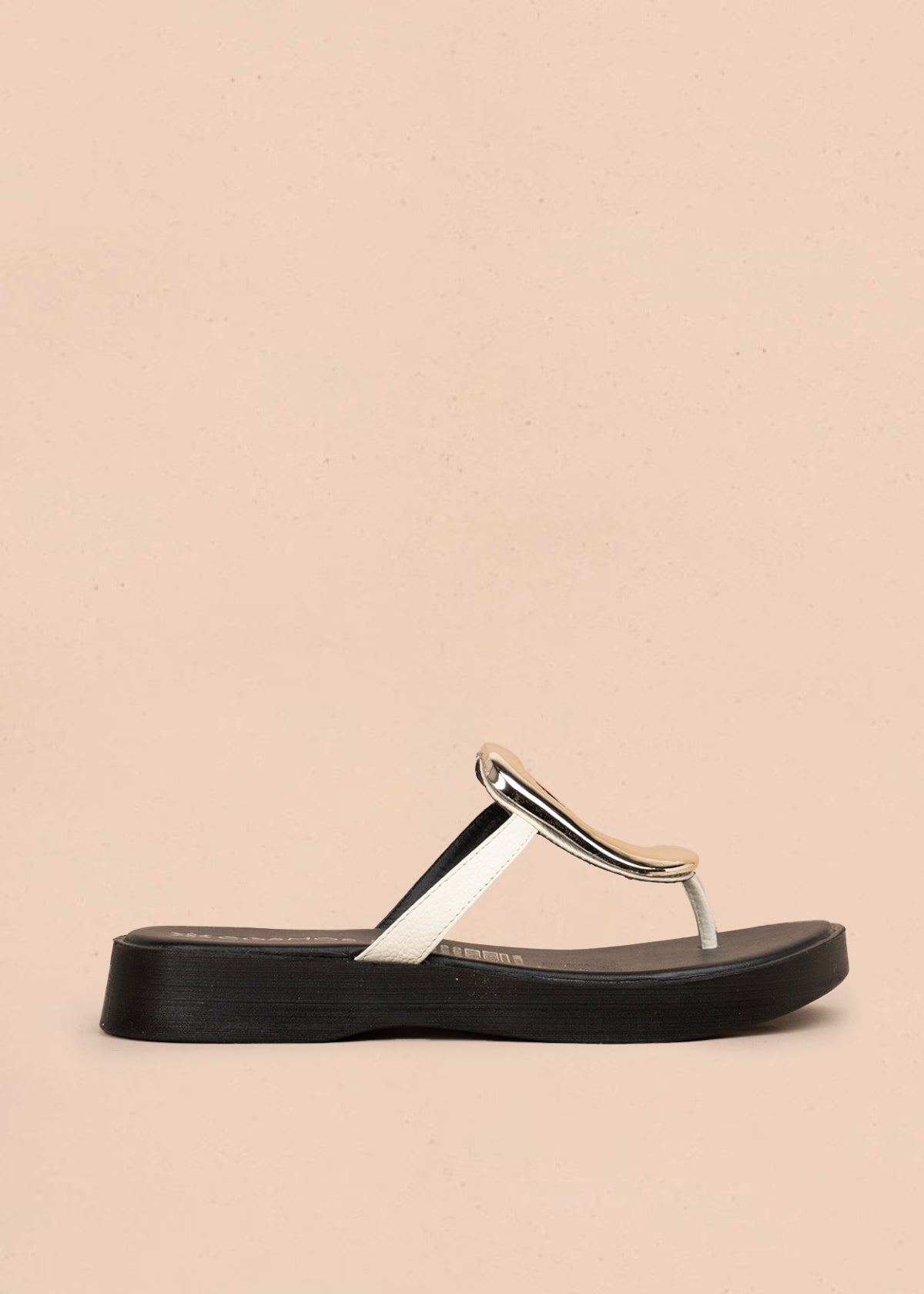 Sandalia en cuero color talco con aplique dorado 106054