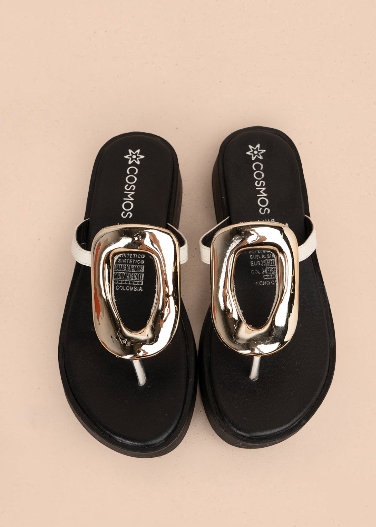 Sandalia en cuero color talco con aplique dorado 106054