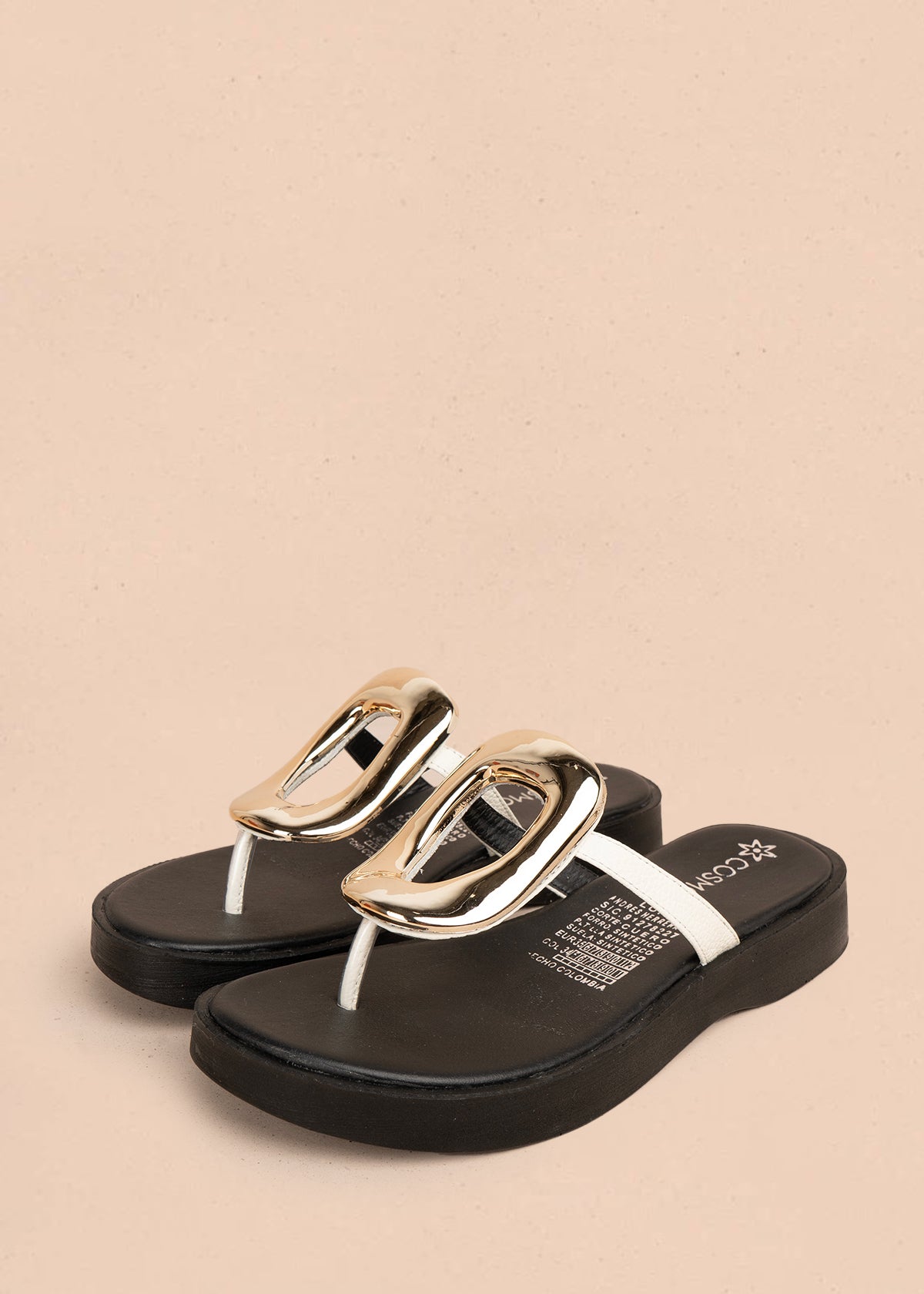 Sandalia en cuero color talco con aplique dorado 106054