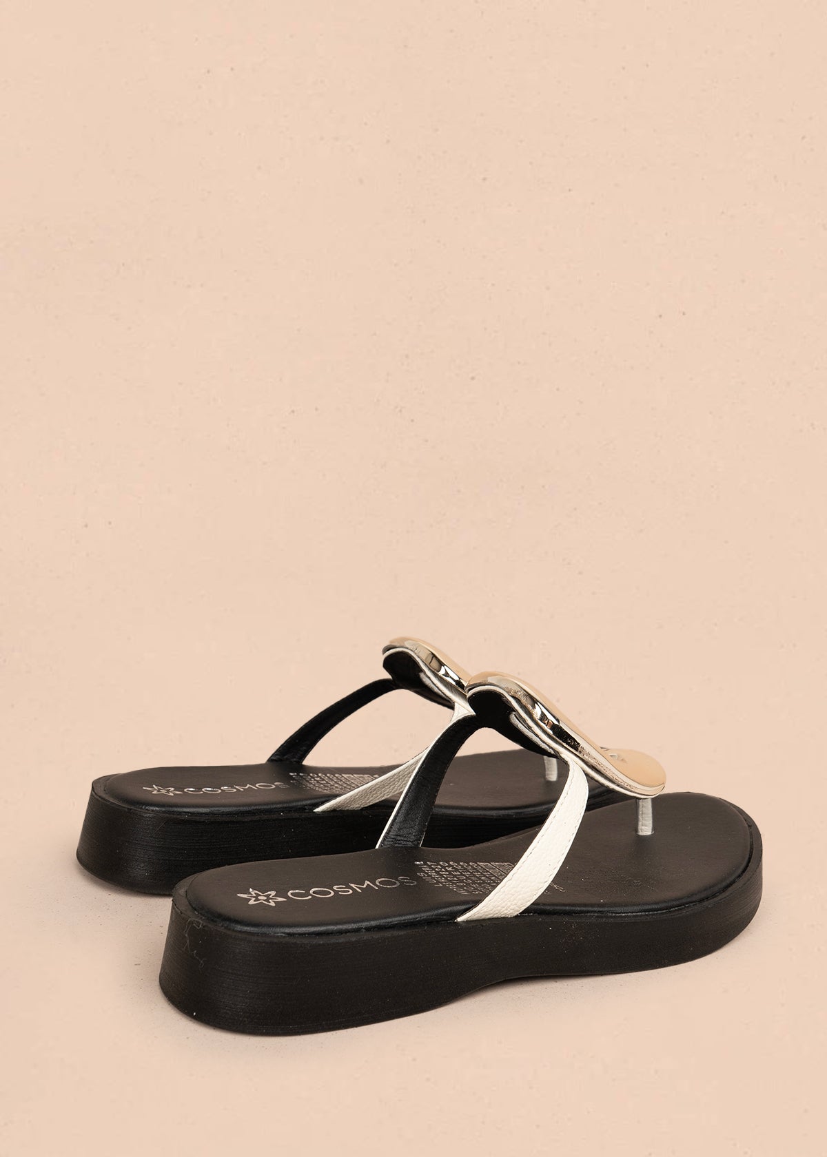 Sandalia en cuero color talco con aplique dorado 106054