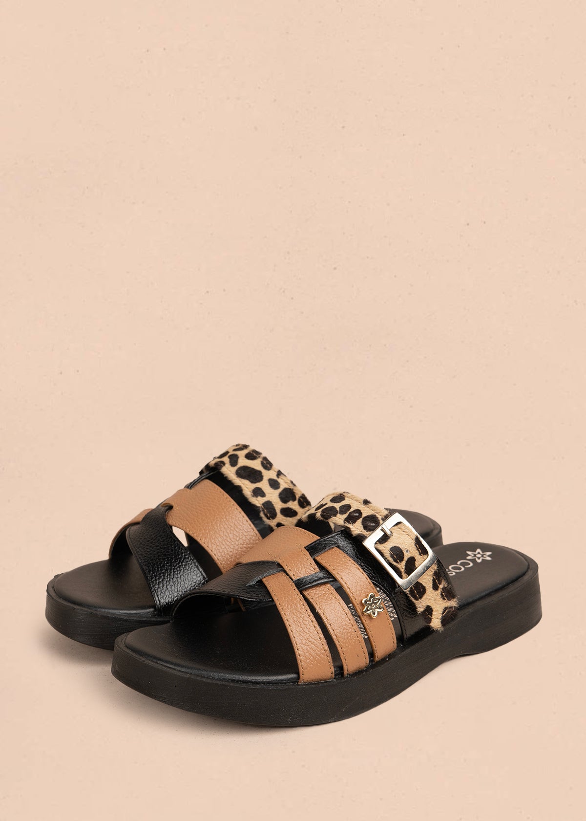 Sandalia plana en cuero color negro con tiras combinadas café y animal print 106055