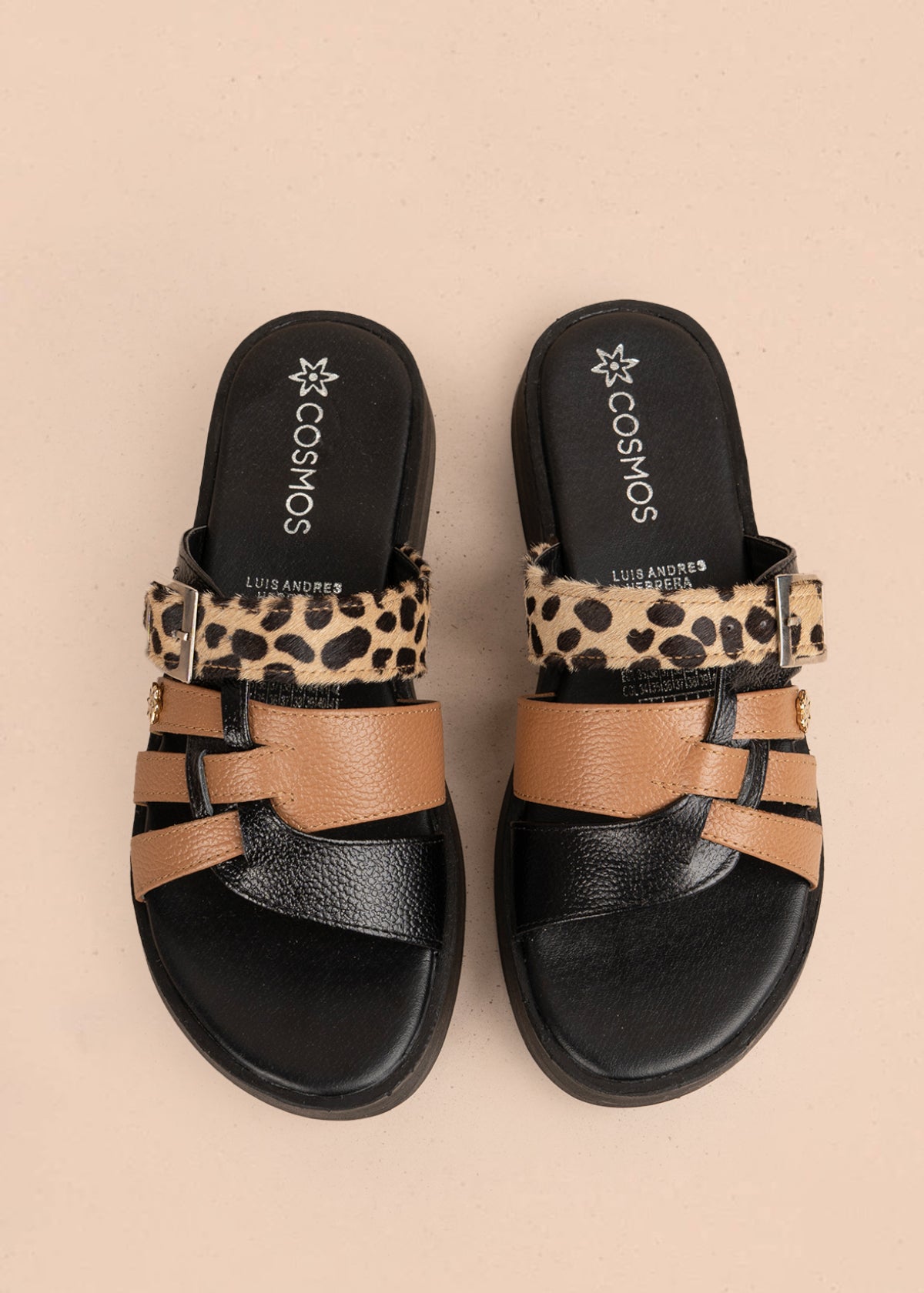 Sandalia plana en cuero color negro con tiras combinadas café y animal print 106055