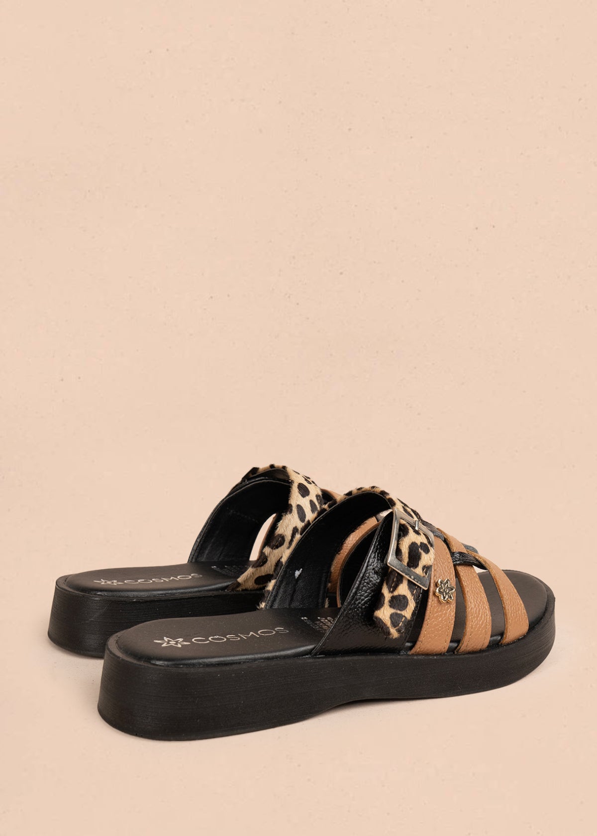 Sandalia plana en cuero color negro con tiras combinadas café y animal print 106055