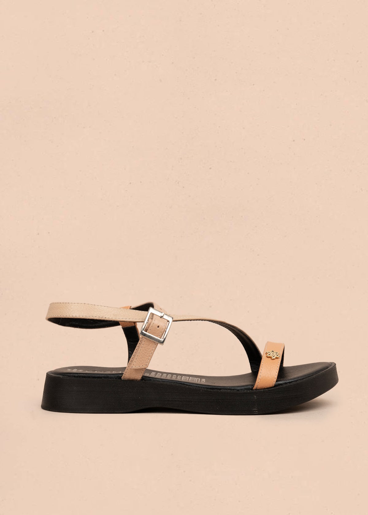 Sandalia plana en cuero color camel con correas cruzadas 106056