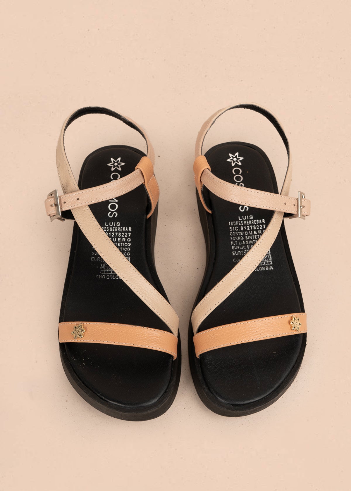 Sandalia plana en cuero color camel con correas cruzadas 106056