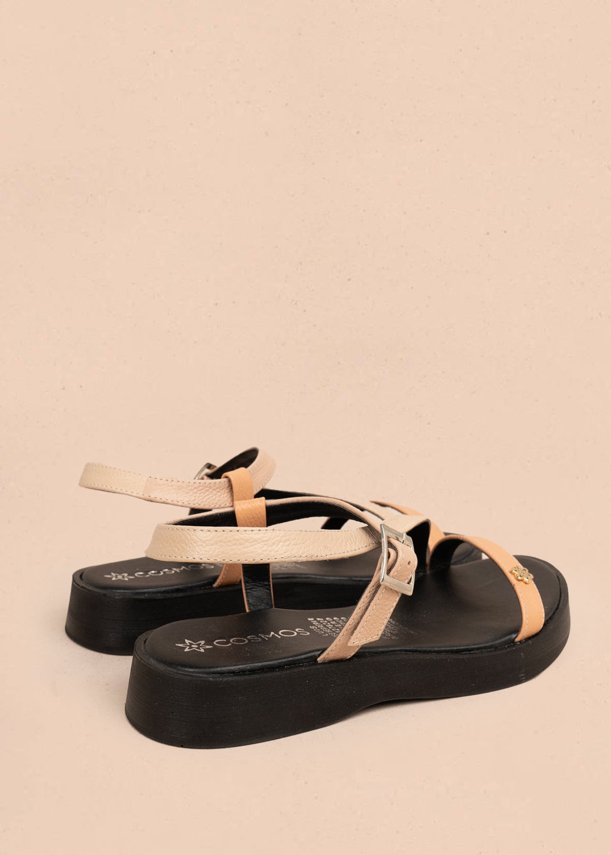 Sandalia plana en cuero color camel con correas cruzadas 106056