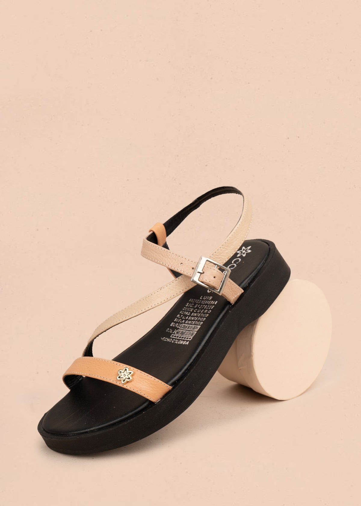 Sandalia plana en cuero color camel con correas cruzadas 106056