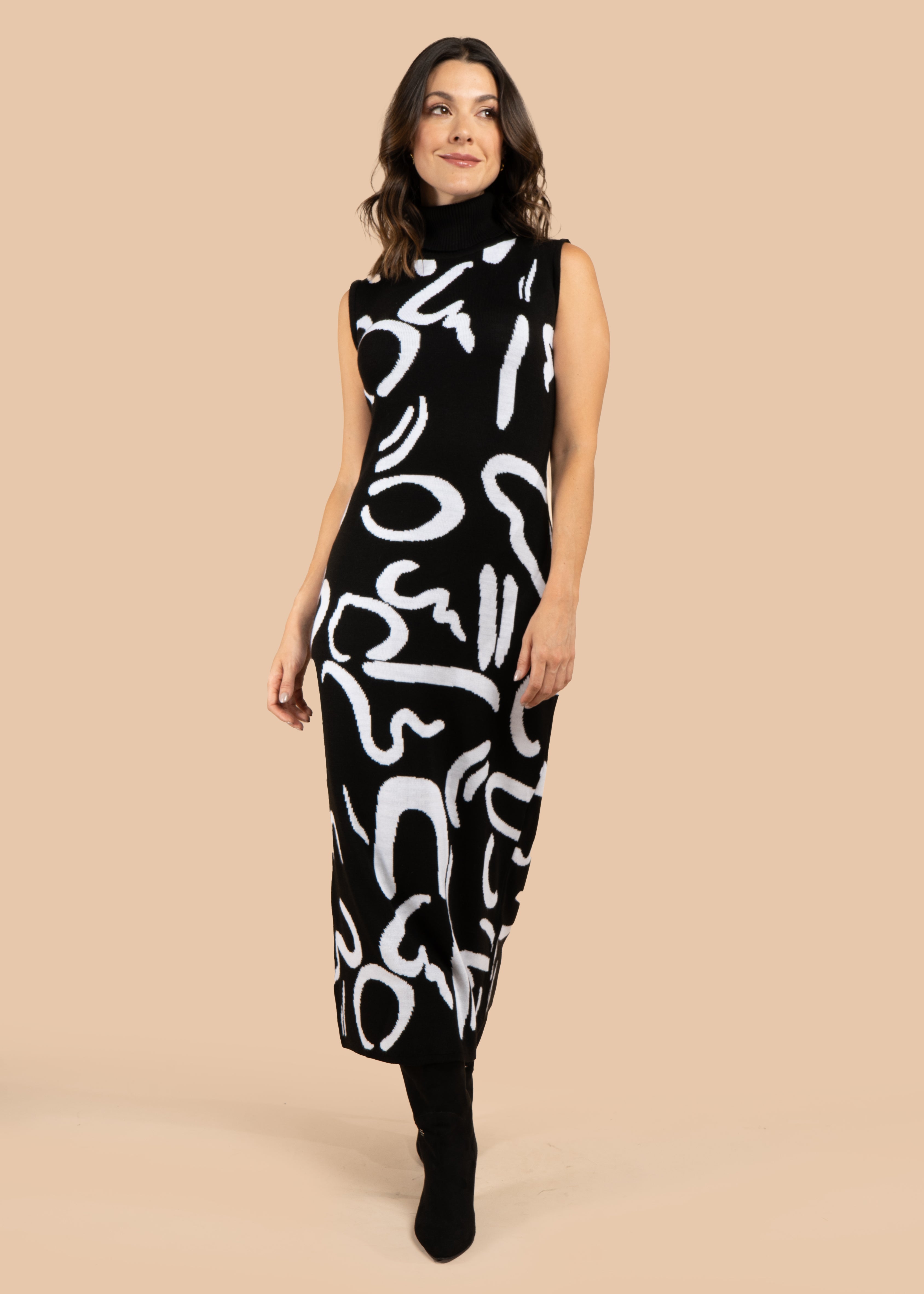 Vestido largo color negro con estampado abstracto 106057