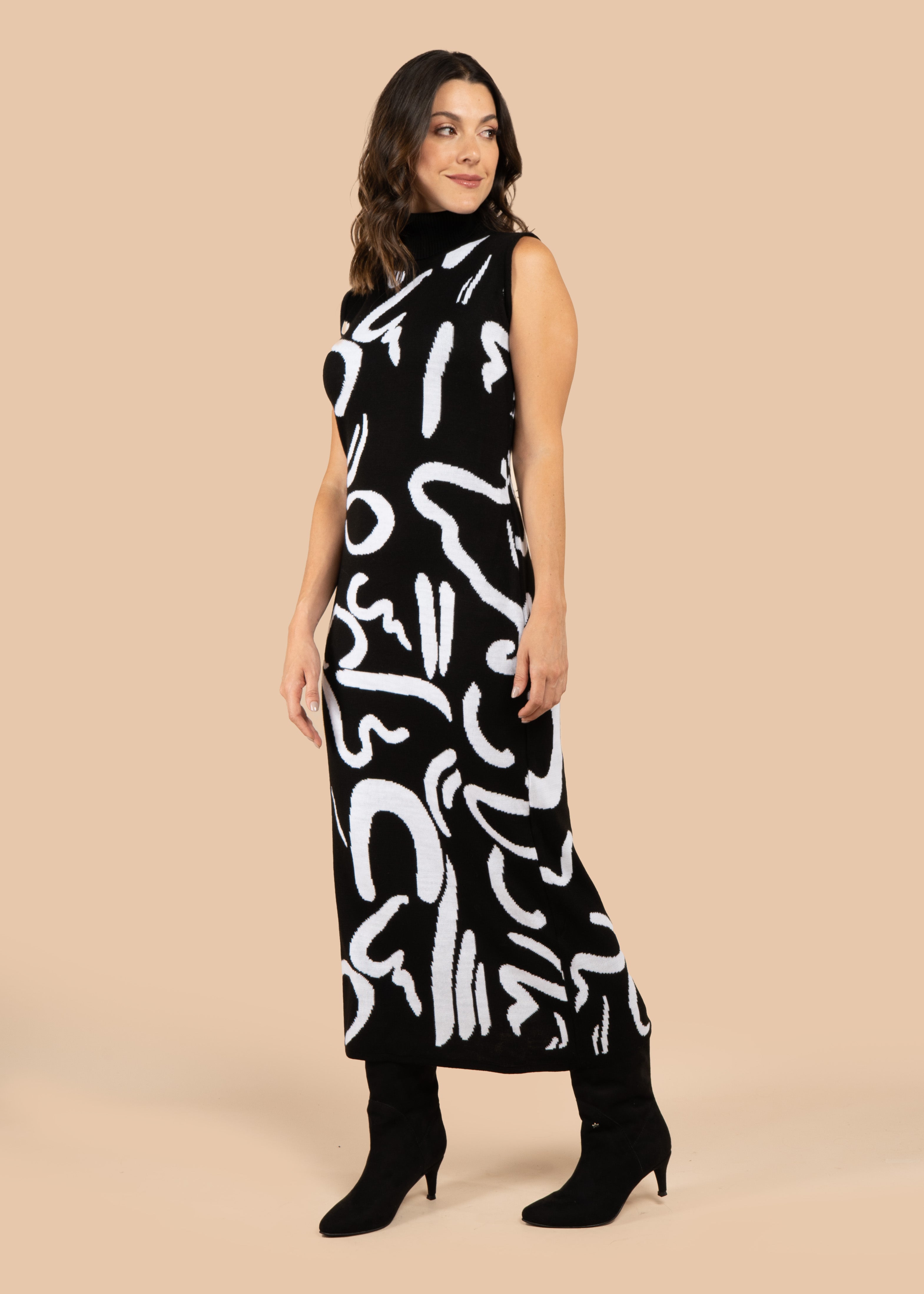 Vestido largo color negro con estampado abstracto 106057