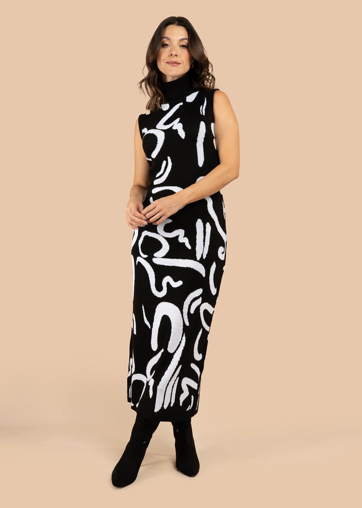 Vestido largo color negro con estampado abstracto 106057