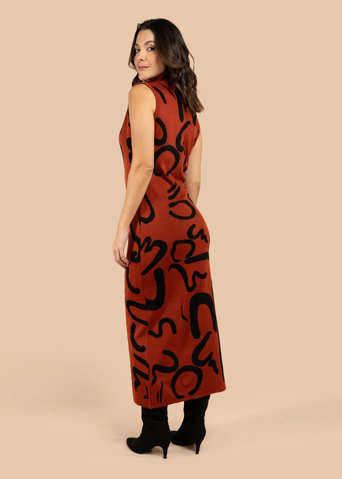 Vestido largo color terracota con estampado abstracto 106057