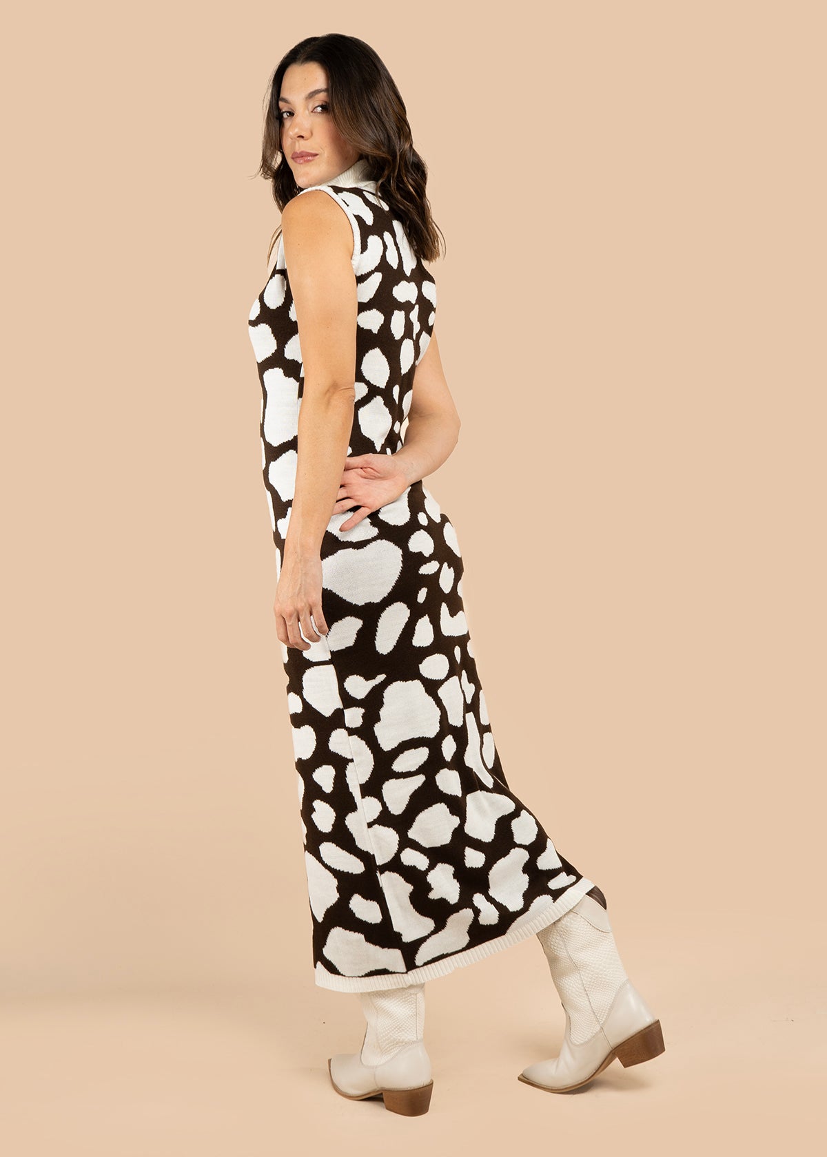 Vestido largo color café con tejido de manchas 106058