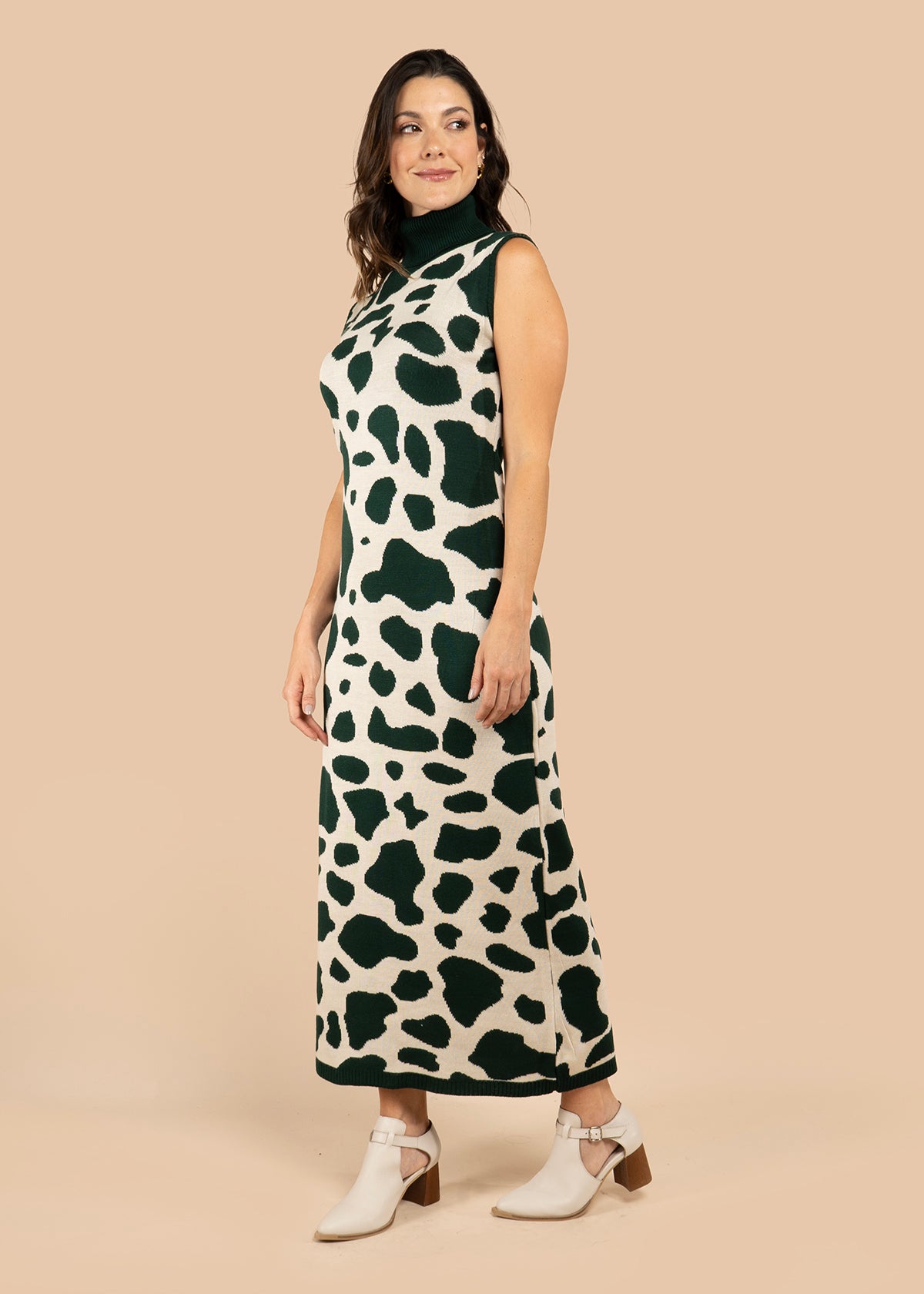 Vestido largo color verde con tejido de manchas 106058