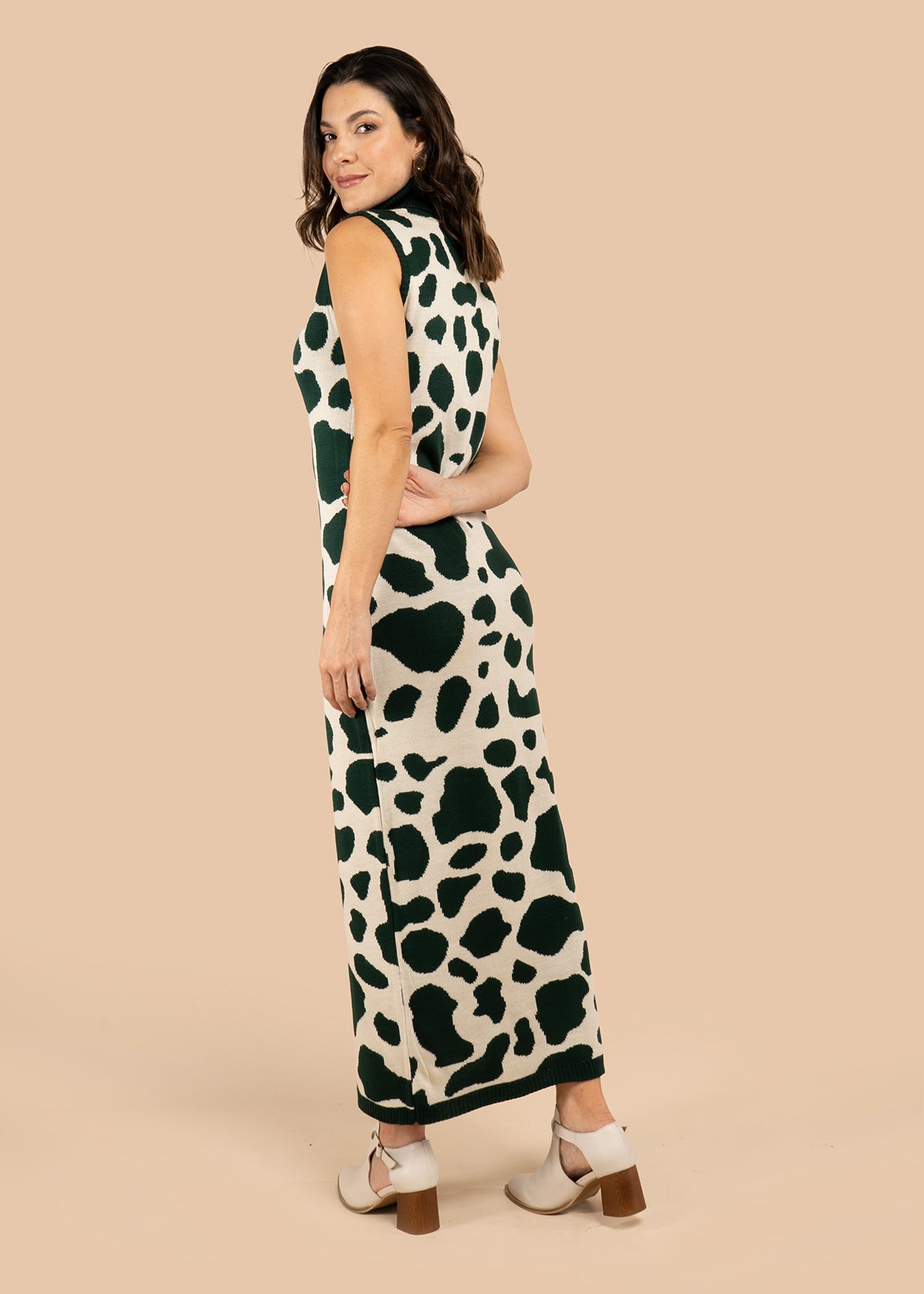 Vestido largo color verde con tejido de manchas 106058