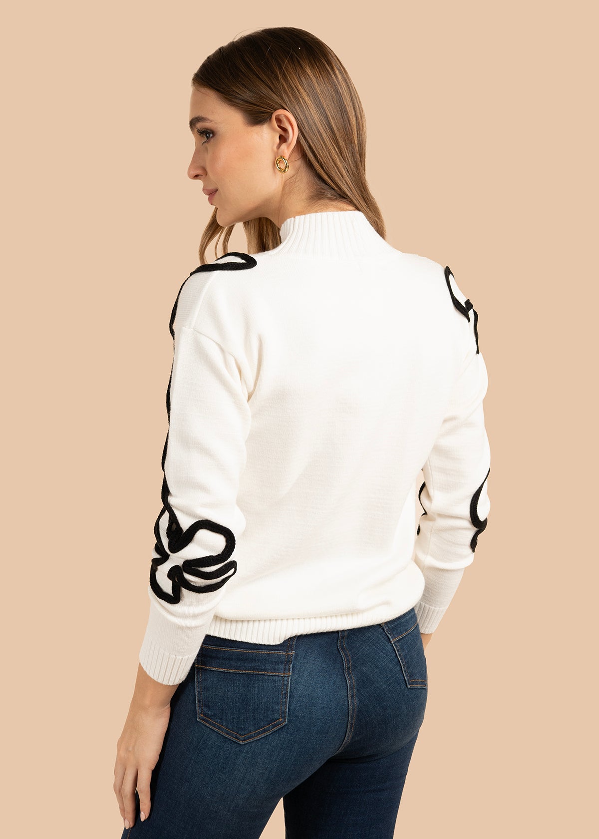 Buzo color blanco con flores bordadas 106060