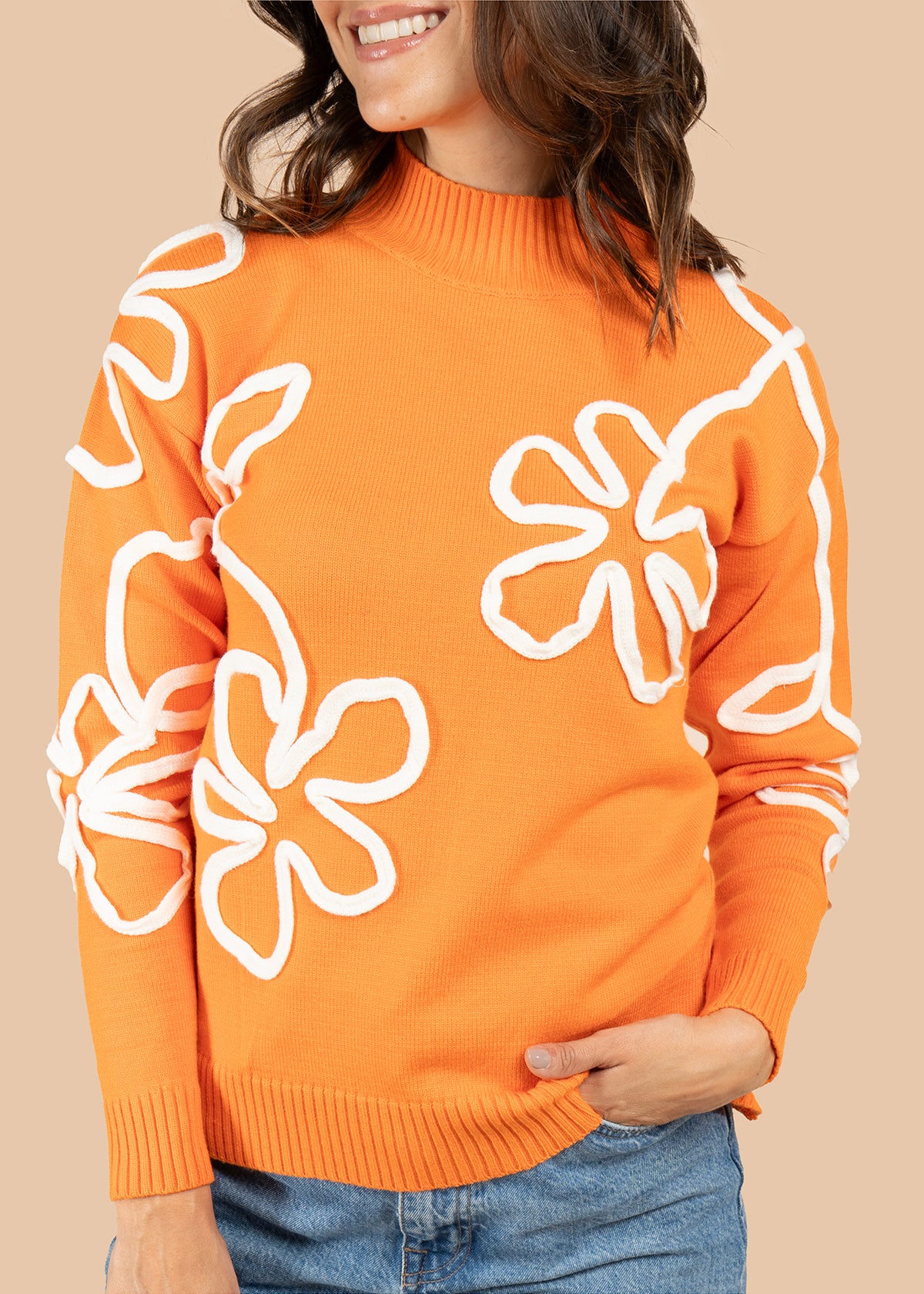 Buzo color naranja con flores bordadas 106060