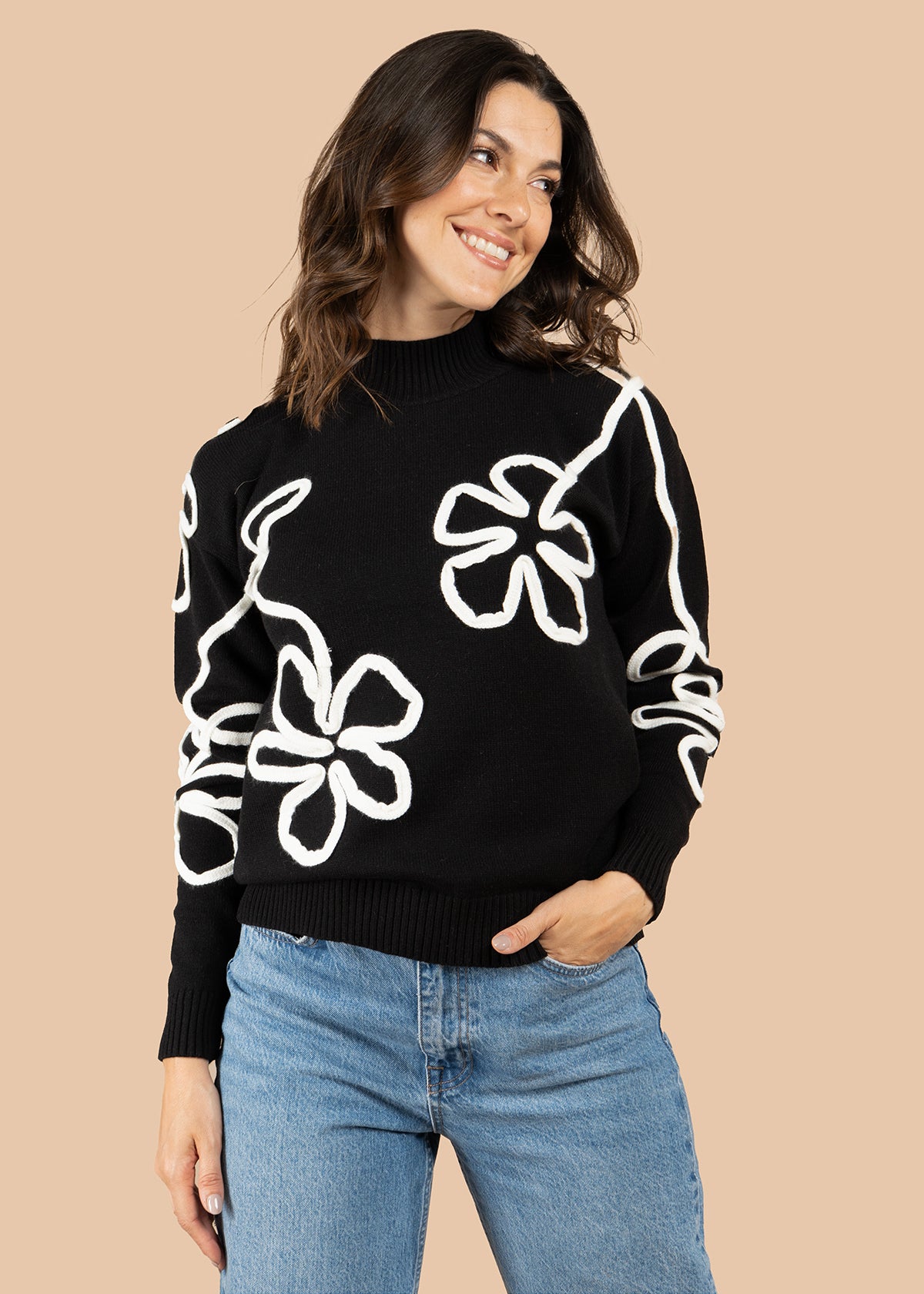 Buzo color negro con flores bordadas 106060