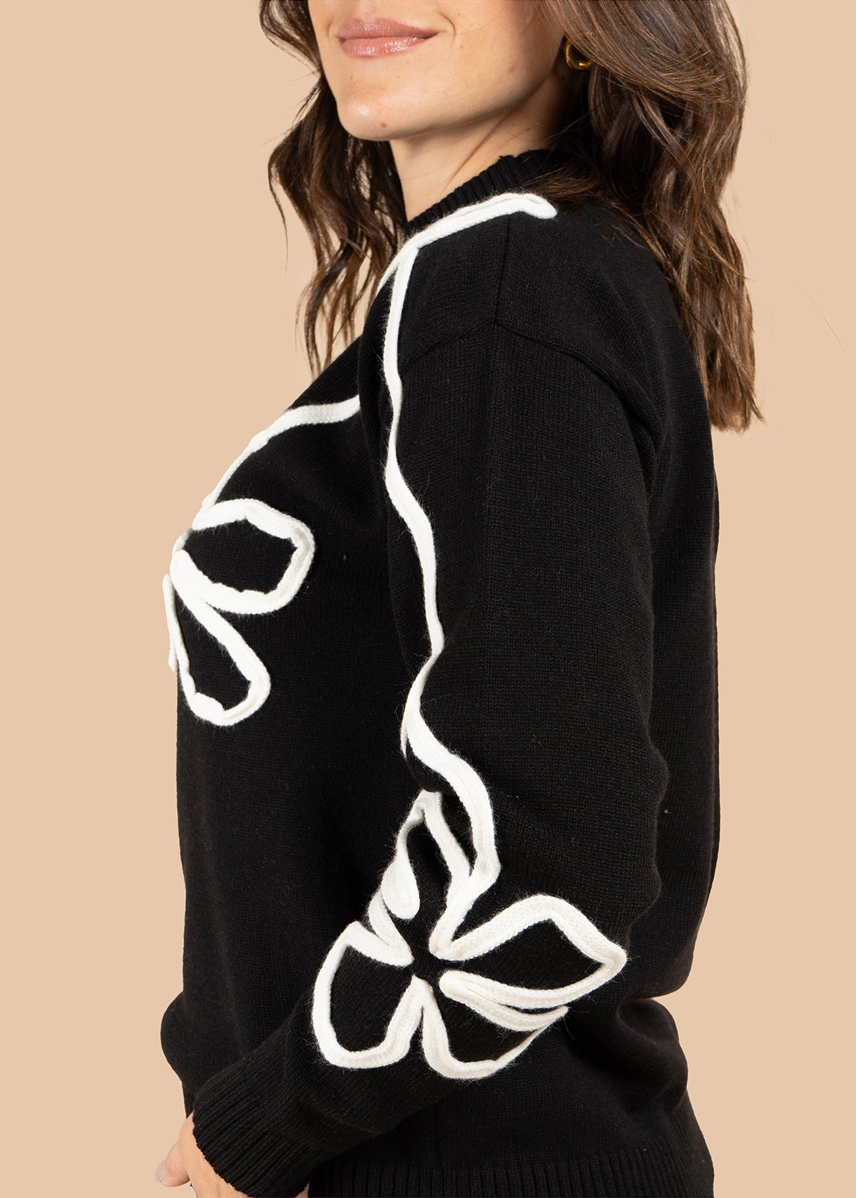 Buzo color negro con flores bordadas 106060