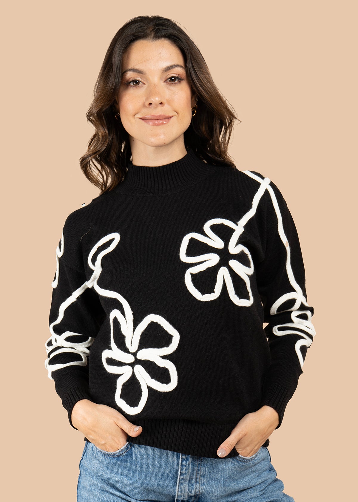 Buzo color negro con flores bordadas 106060