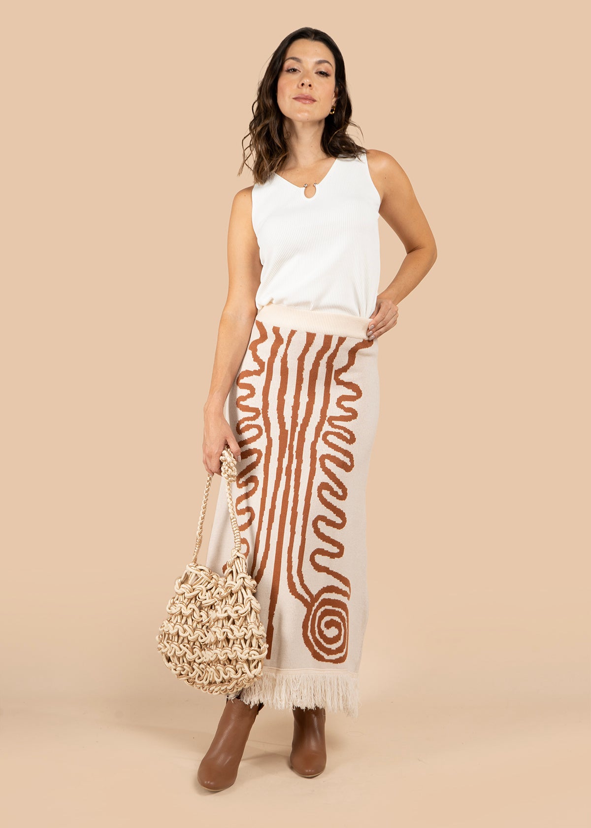 Falda color beige con estampado y flecos 106064