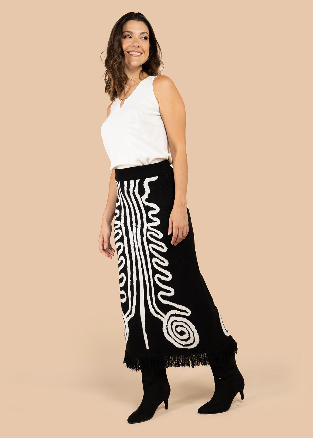 Falda color negro con estampado y flecos 106064