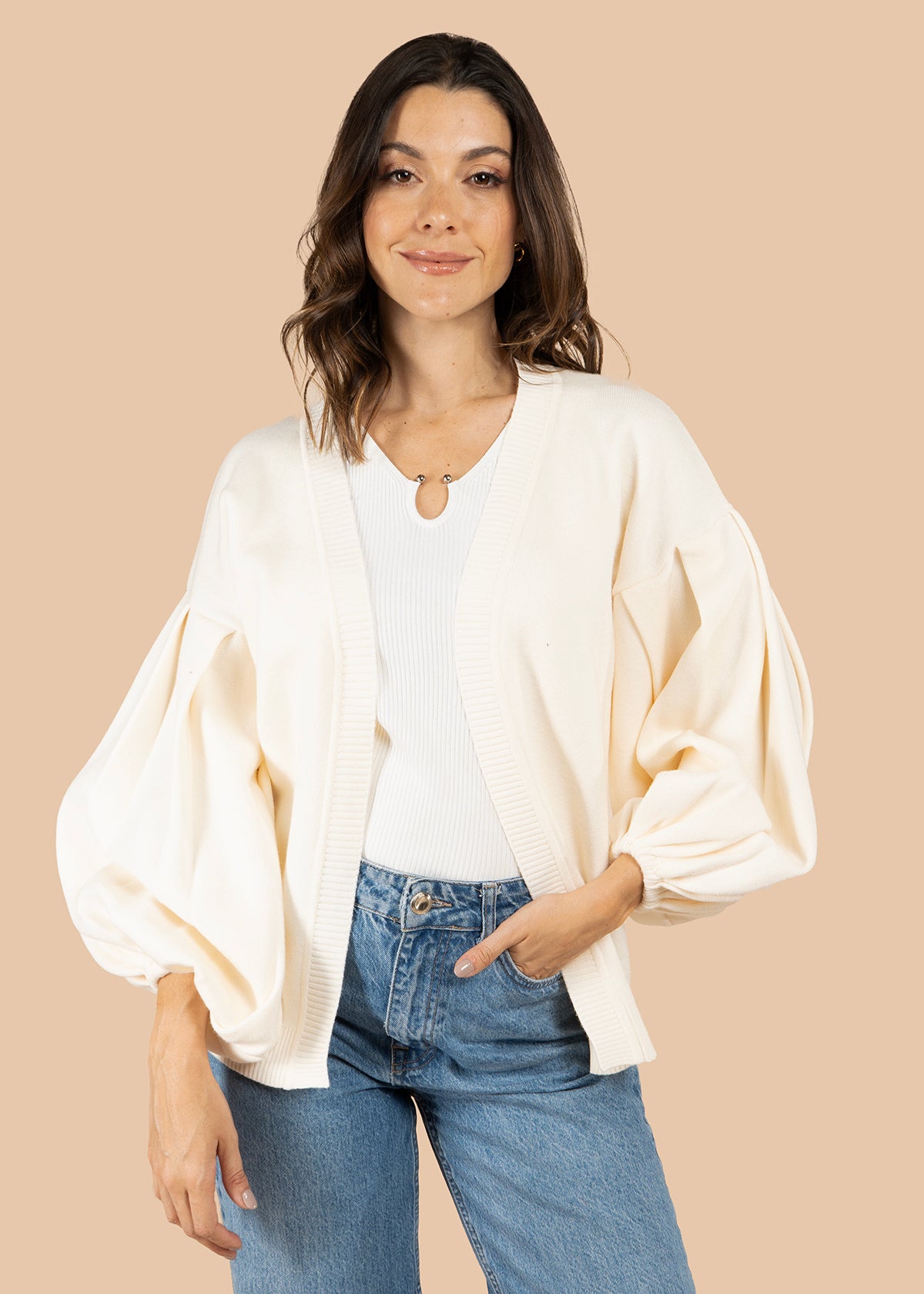 Saco color beige con mangas globo 106066