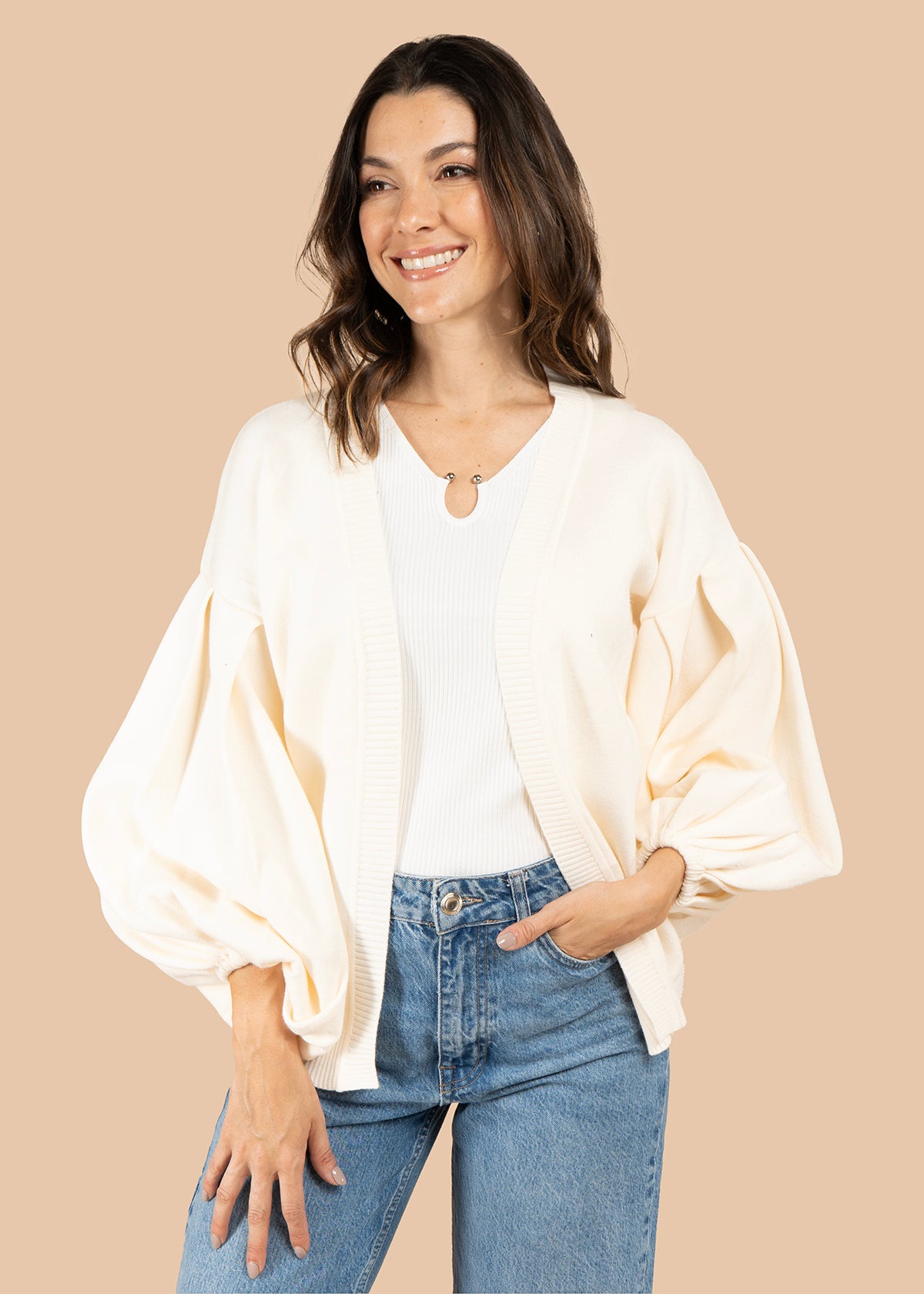 Saco color beige con mangas globo 106066
