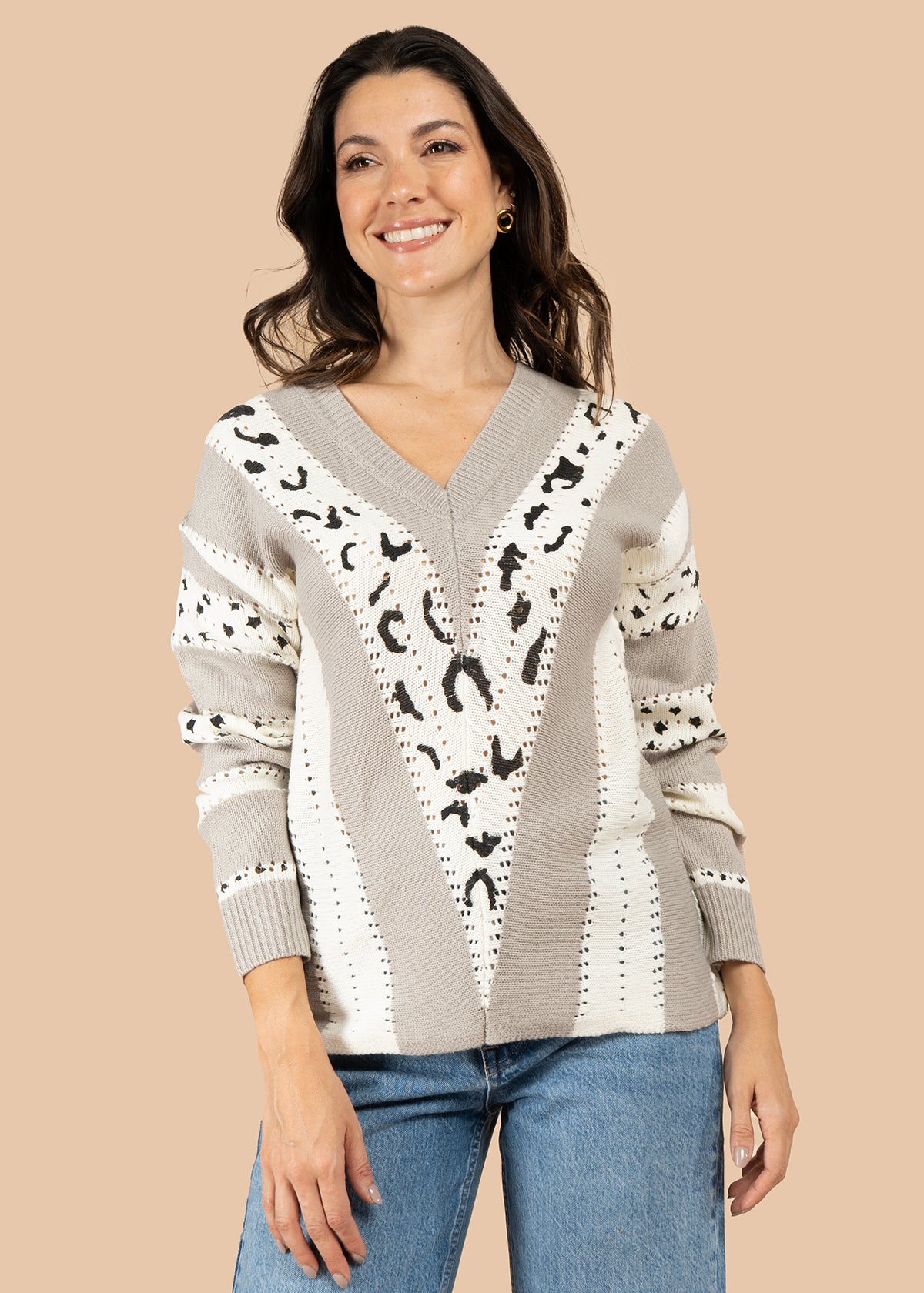 Buzo color gris con escote en v y figuras tejidas 106067