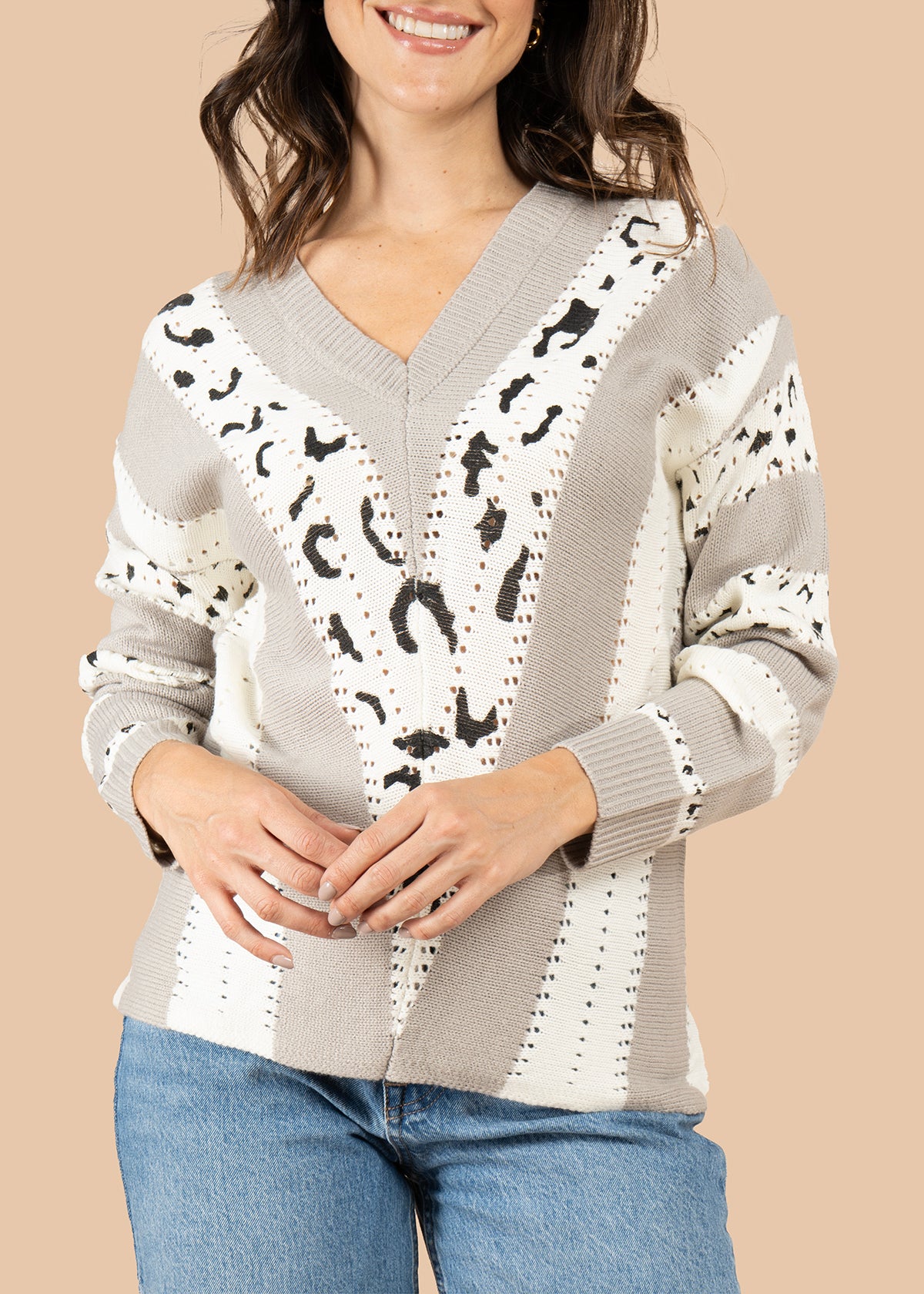 Buzo color gris con escote en v y figuras tejidas 106067