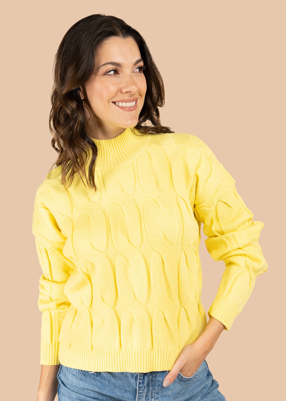 Buzo color amarillo con tejido trenzado 106068