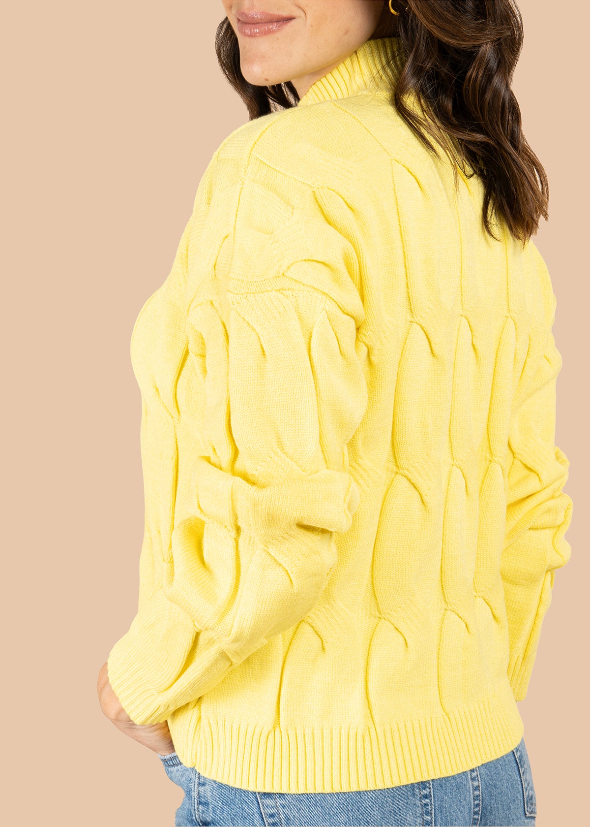 Buzo color amarillo con tejido trenzado 106068