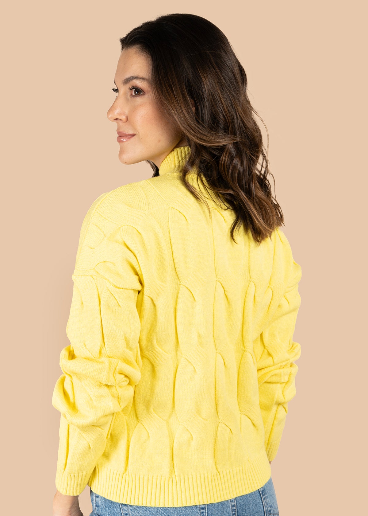 Buzo color amarillo con tejido trenzado 106068