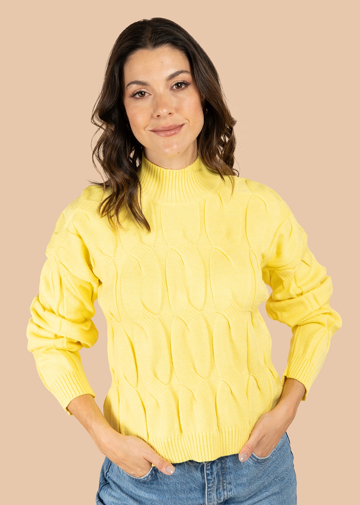 Buzo color amarillo con tejido trenzado 106068
