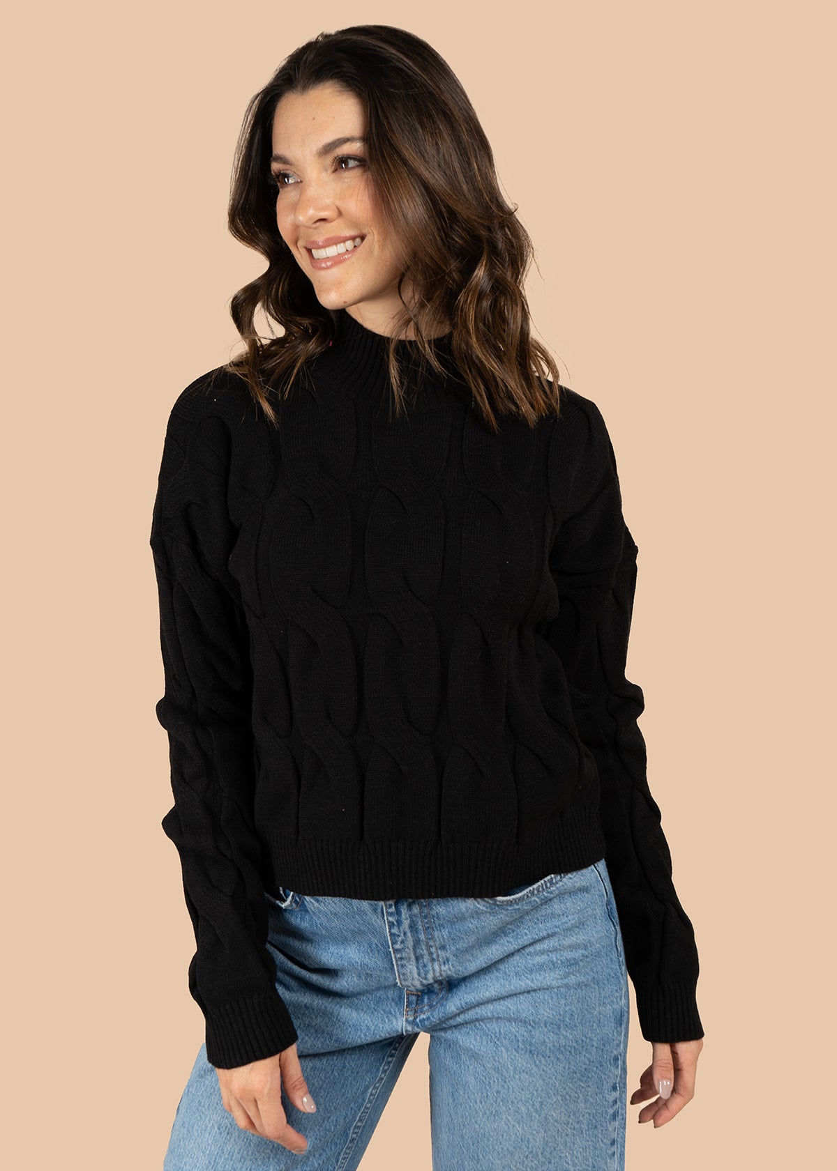Buzo color negro con tejido trenzado 106068
