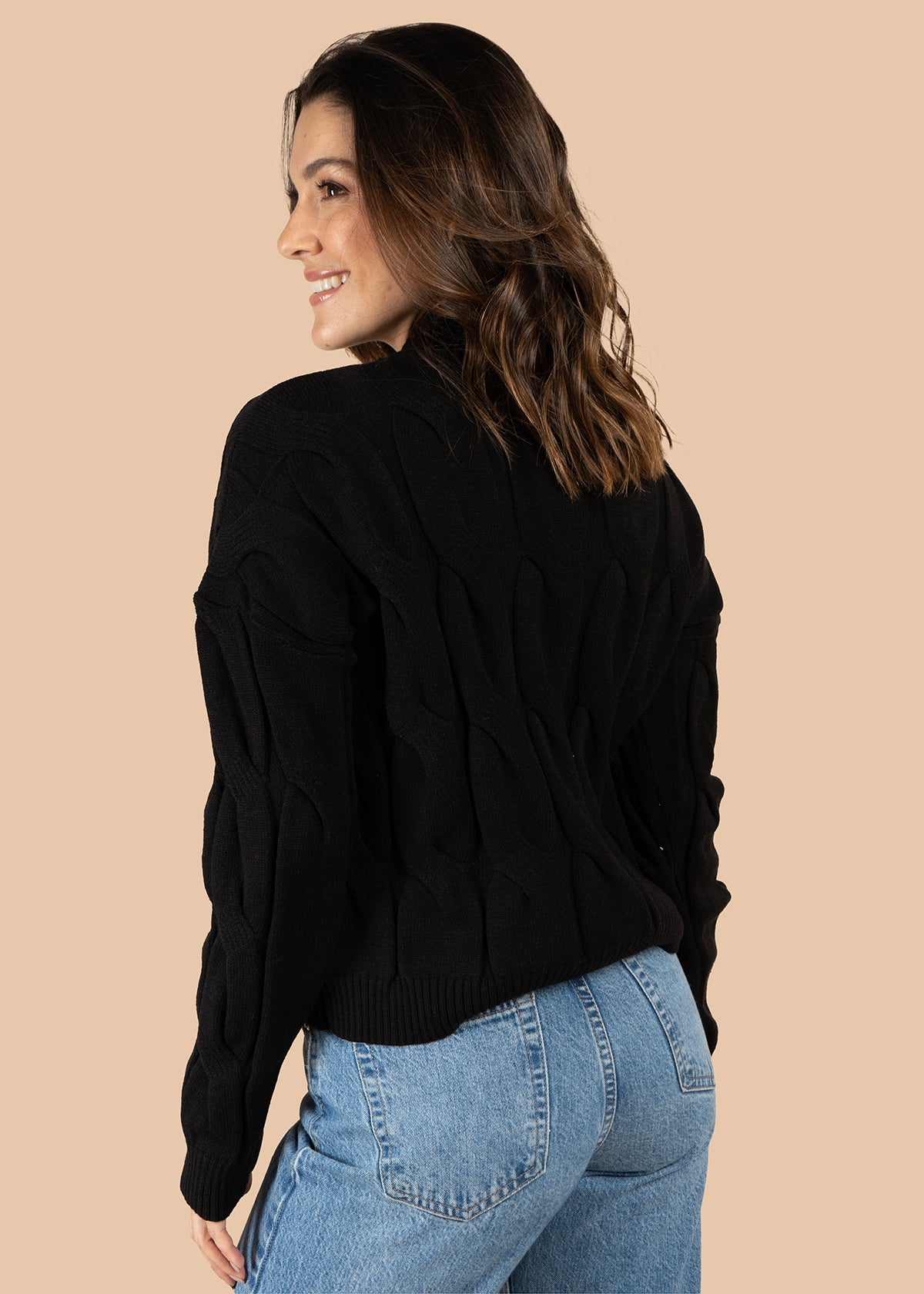 Buzo color negro con tejido trenzado 106068