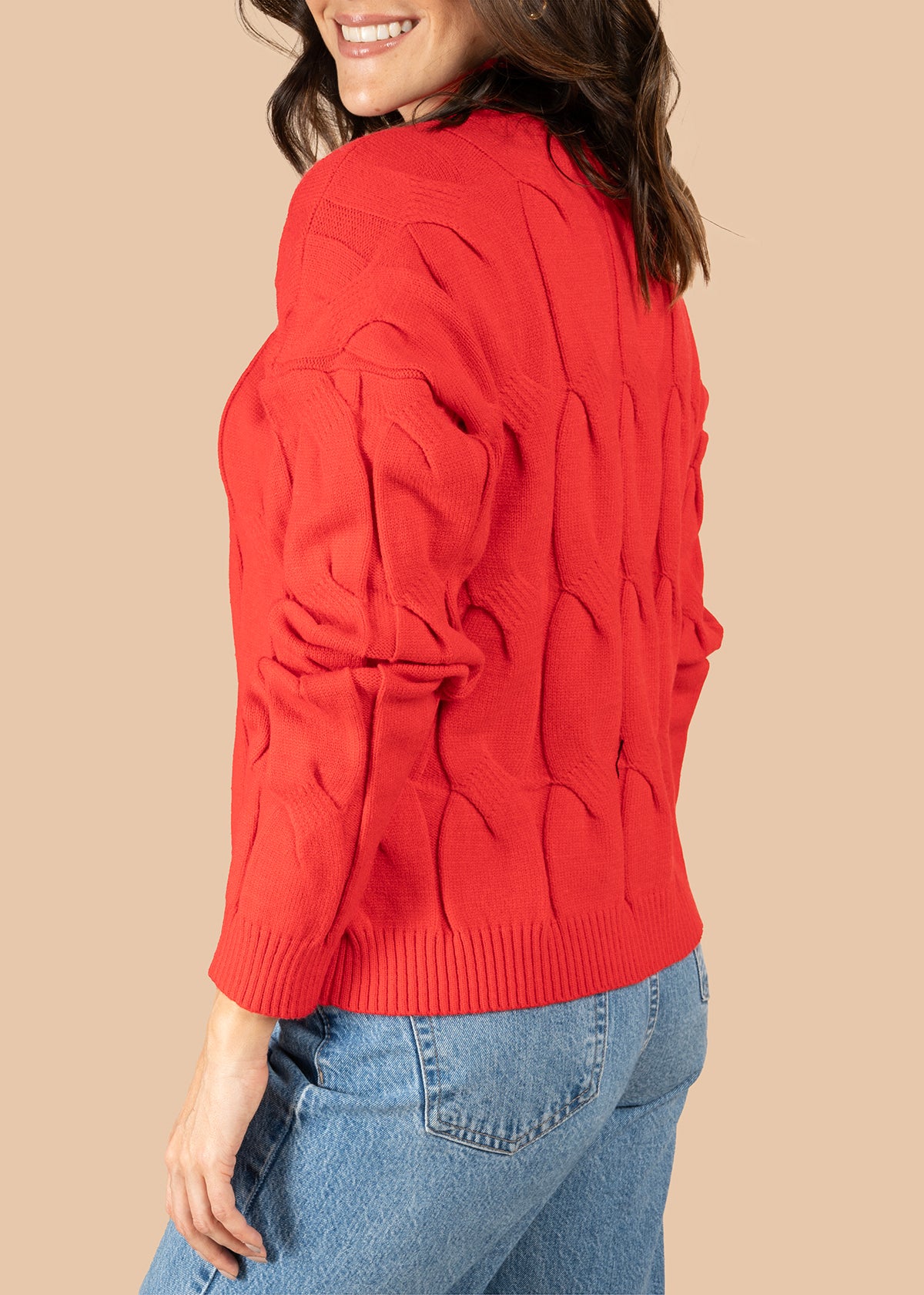 Buzo color rojo con tejido trenzado 106068